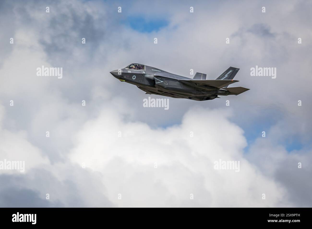 Royal Air Force - Lockheed Martin F-35B Lightning II, aviotrasportato al Royal International Air Tattoo del 2024. Foto Stock