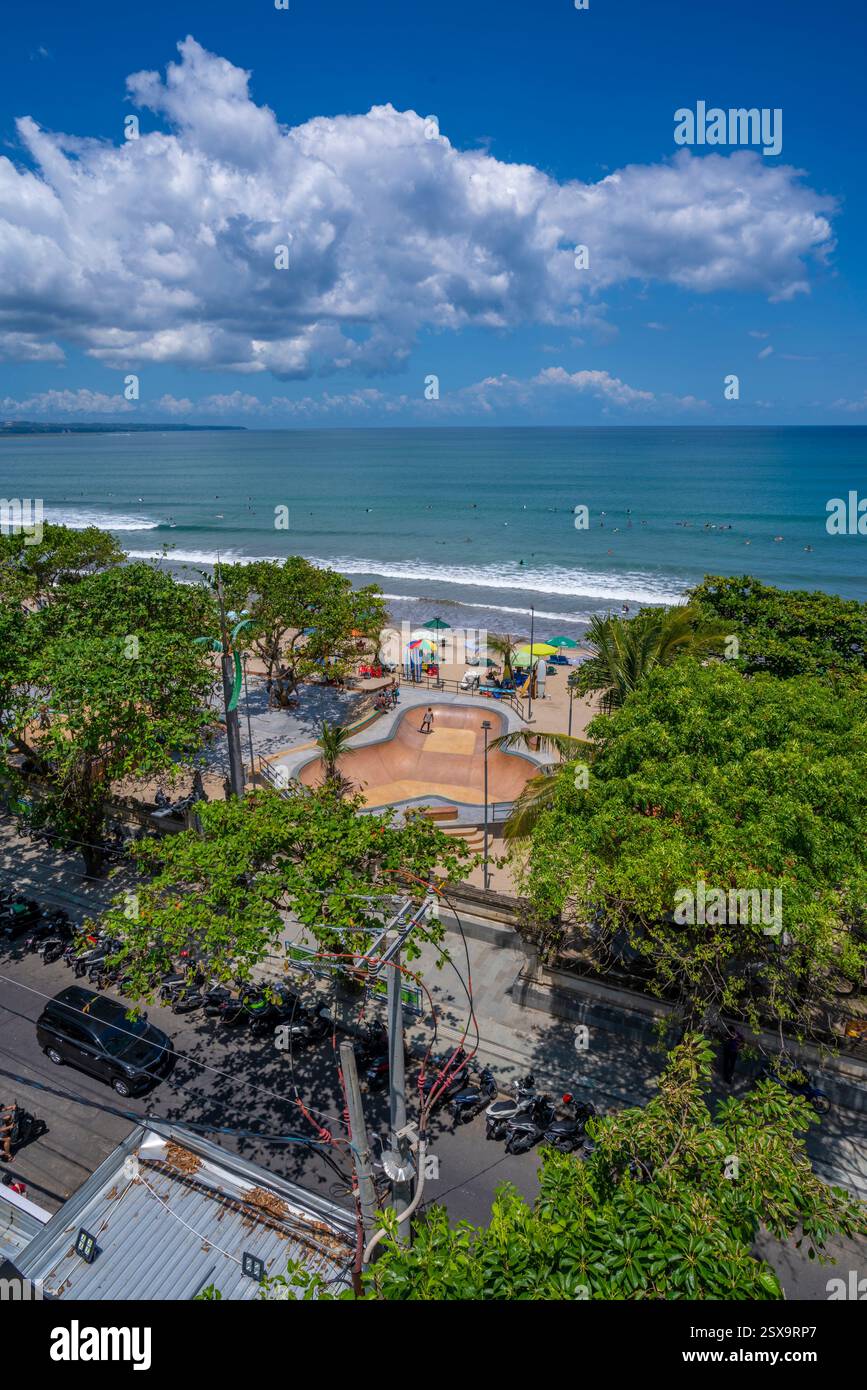 Vista della spiaggia di Kuta e del mare dal tetto dell'hotel, Kuta, Bali, Indonesia, Asia sudorientale, Asia Foto Stock