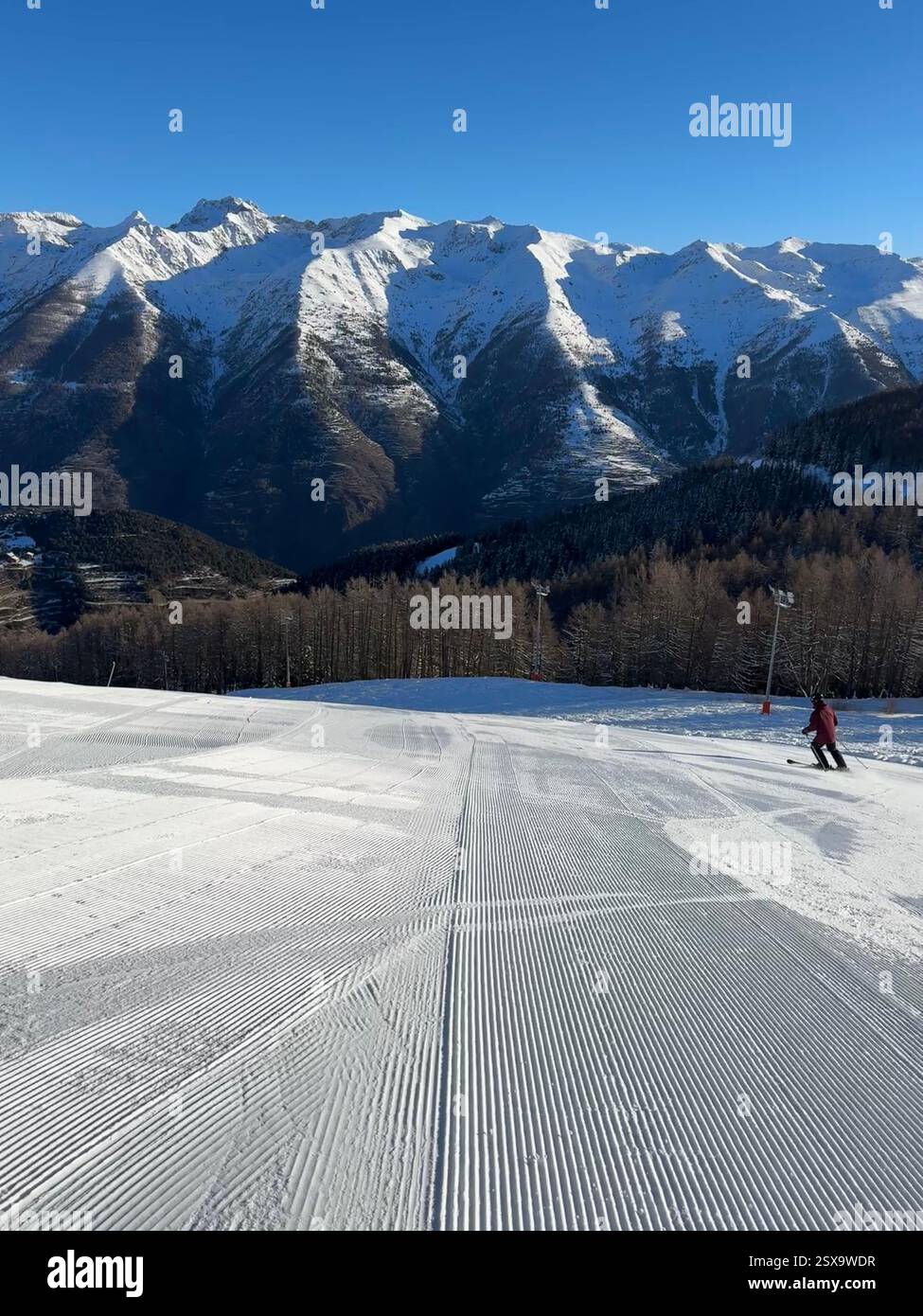 Sciatore su una pista vuota Foto Stock
