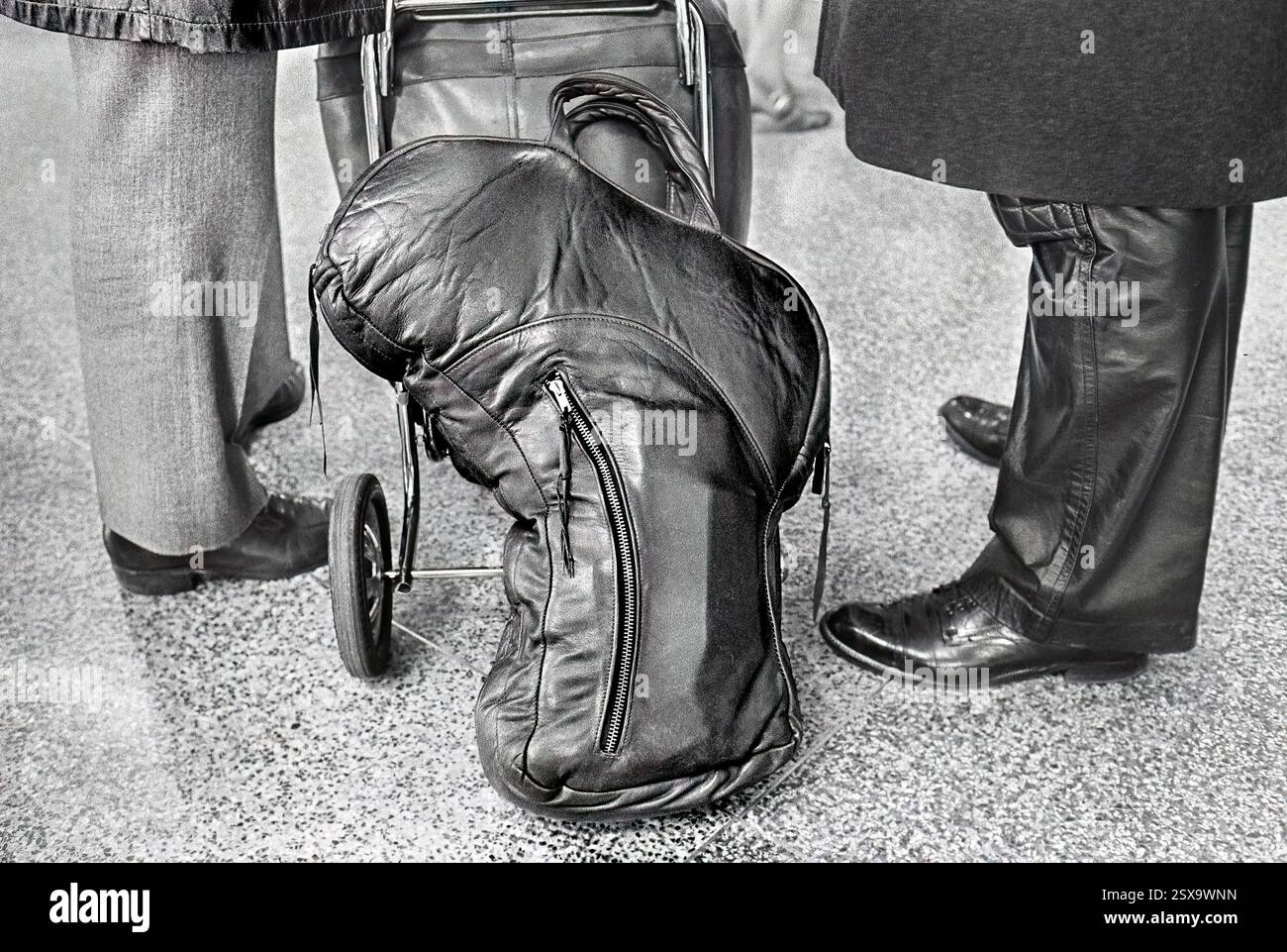 Custodia da trasporto in pelle per trombettista jazz Dizzy Gillespie per la sua tromba unica nell'aeroporto di Bismarck, North Dakota. Lo strumento era una tromba fatta su misura. Foto Stock