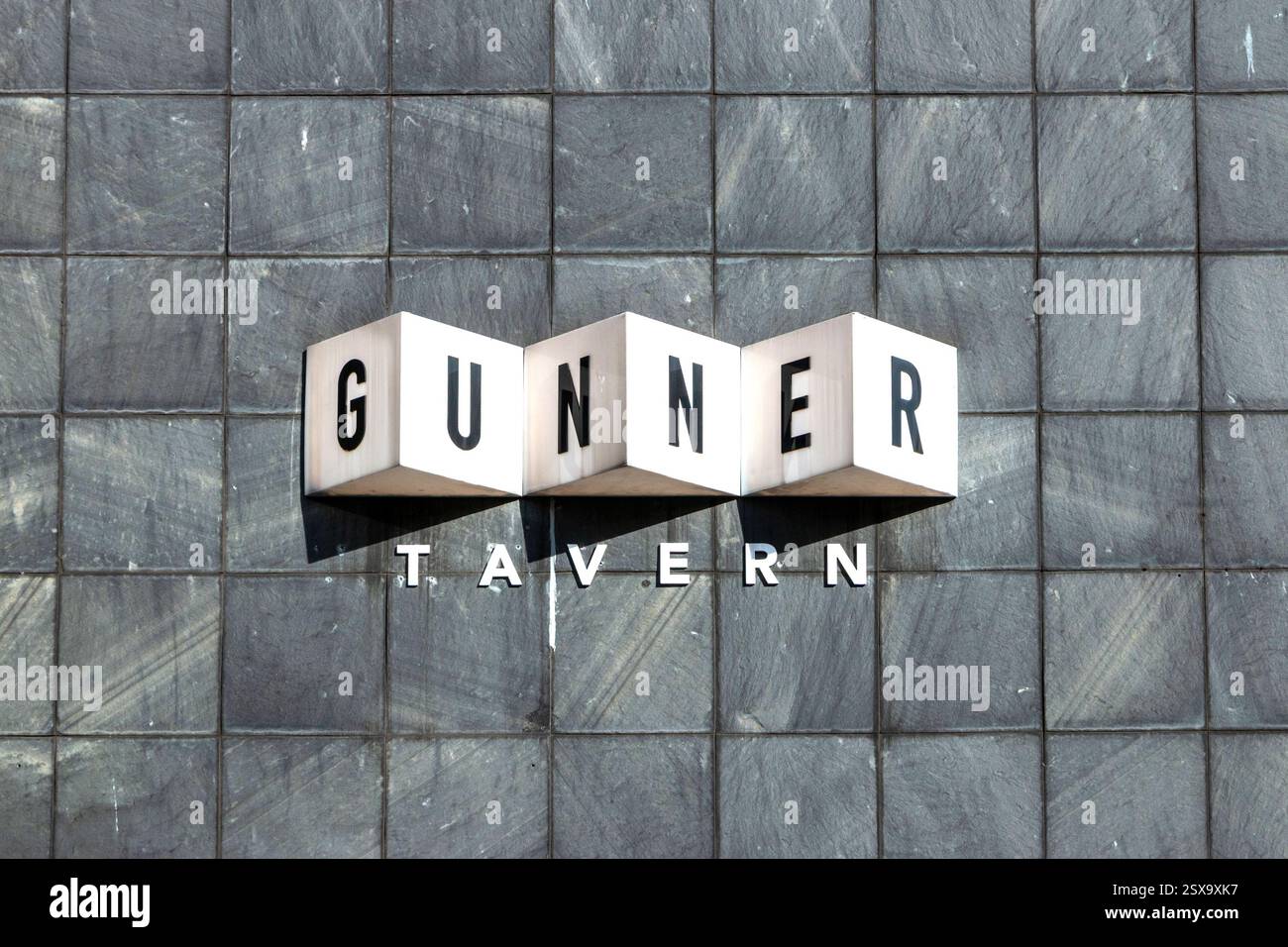 Segnaletica per Gunner Tavern su un muro piastrellato verde, con scritte tridimensionali in grassetto su sfondo testurizzato newcastle upon tyne uk Foto Stock