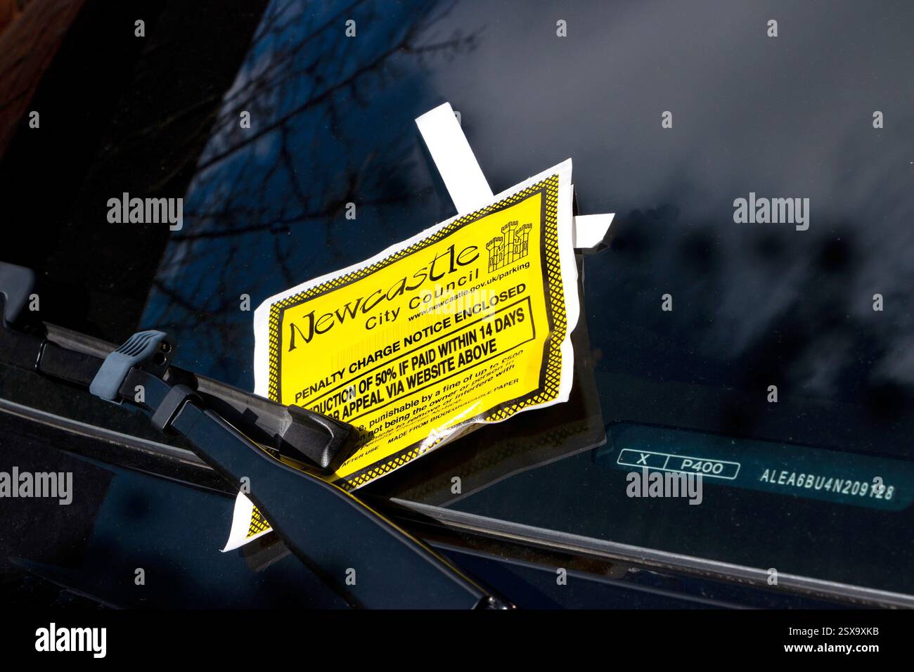 Biglietto di parcheggio giallo britannico o PCN sotto il tergicristallo newcastle upon tyne regno unito Foto Stock