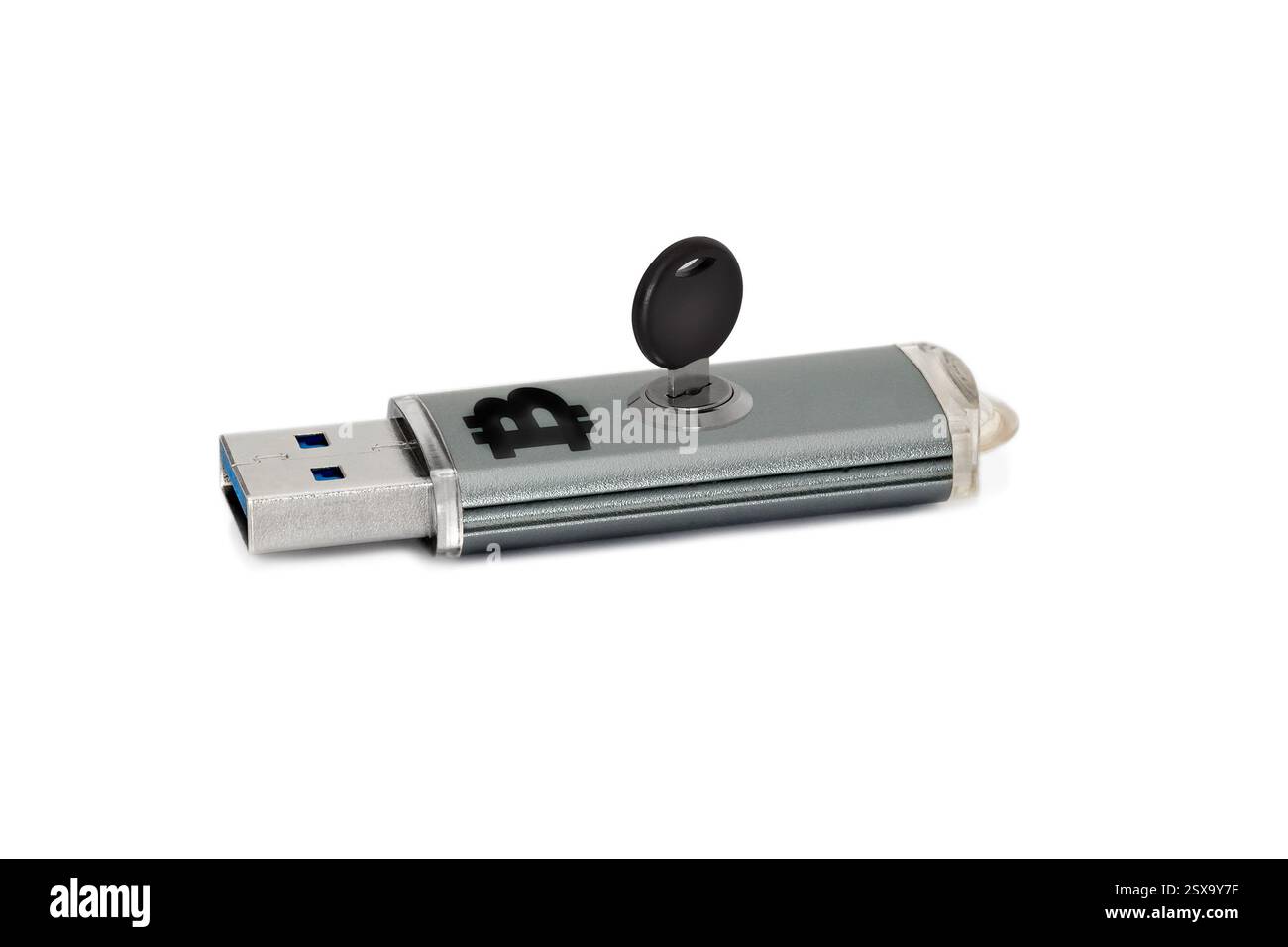 Unità flash con lucchetto e simbolo bitcoin incorporato. Il concetto di sicurezza e sicurezza dei dati Foto Stock