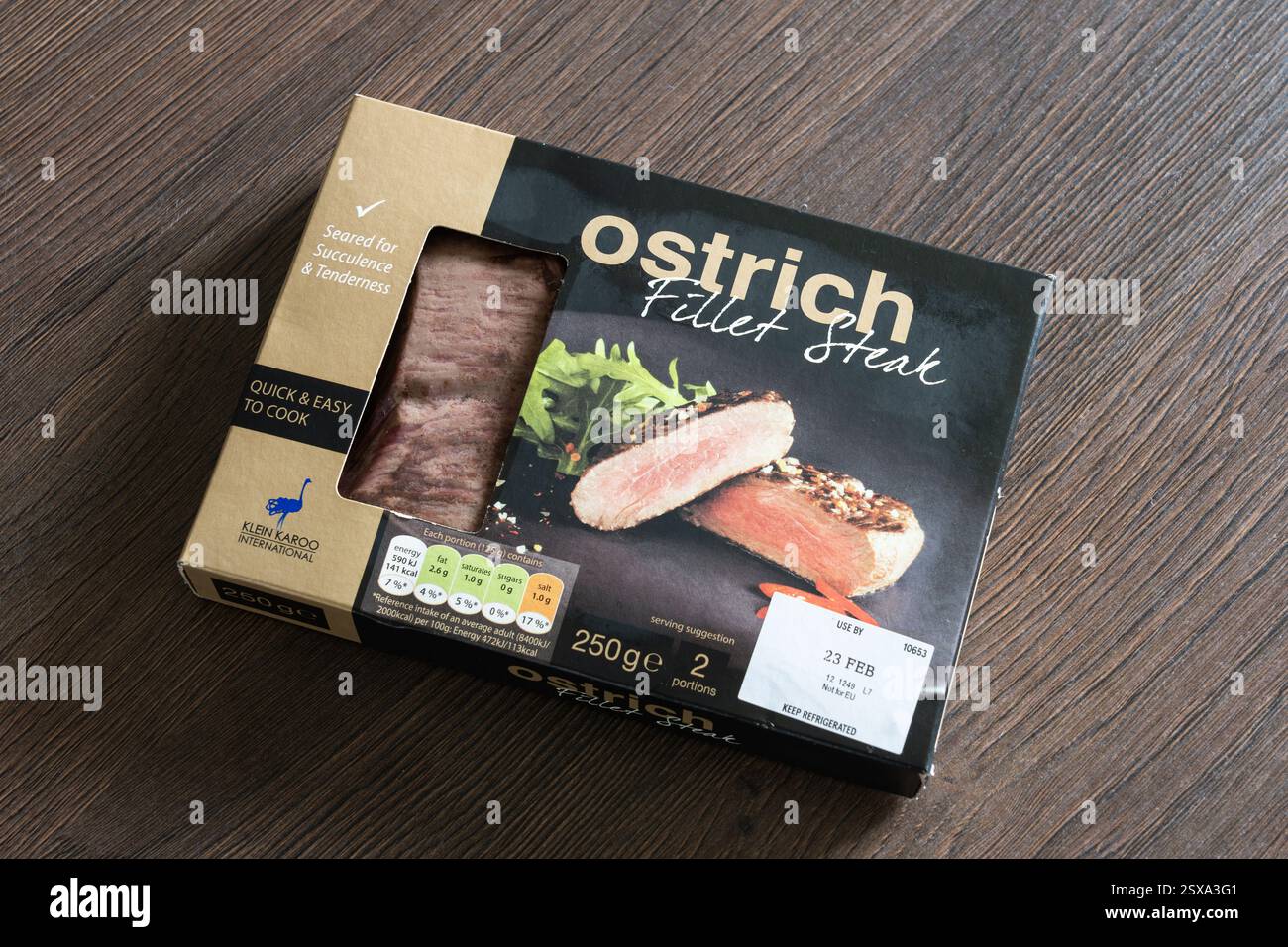 Bistecca di filetto di struzzo in un pacchetto di Klein Karoo, Regno Unito. La carne di struzzo è una carne rossa, simile alla carne bovina. È naturalmente a basso contenuto di grassi e ad alto contenuto di proteine Foto Stock