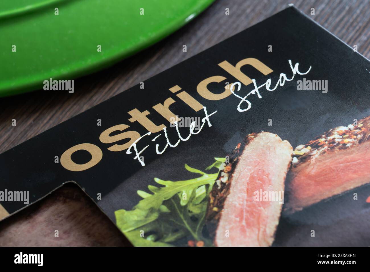 Bistecca di filetto di struzzo in un pacchetto di Klein Karoo, Regno Unito. La carne di struzzo è una carne rossa, simile alla carne bovina. È naturalmente a basso contenuto di grassi e ad alto contenuto di proteine Foto Stock