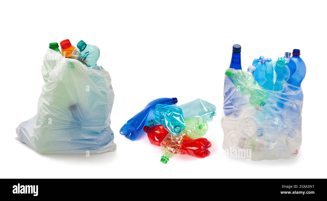 sacchetti per rifiuti con bottiglie di plastica isolate su bianco, concetto di riciclaggio Foto Stock
