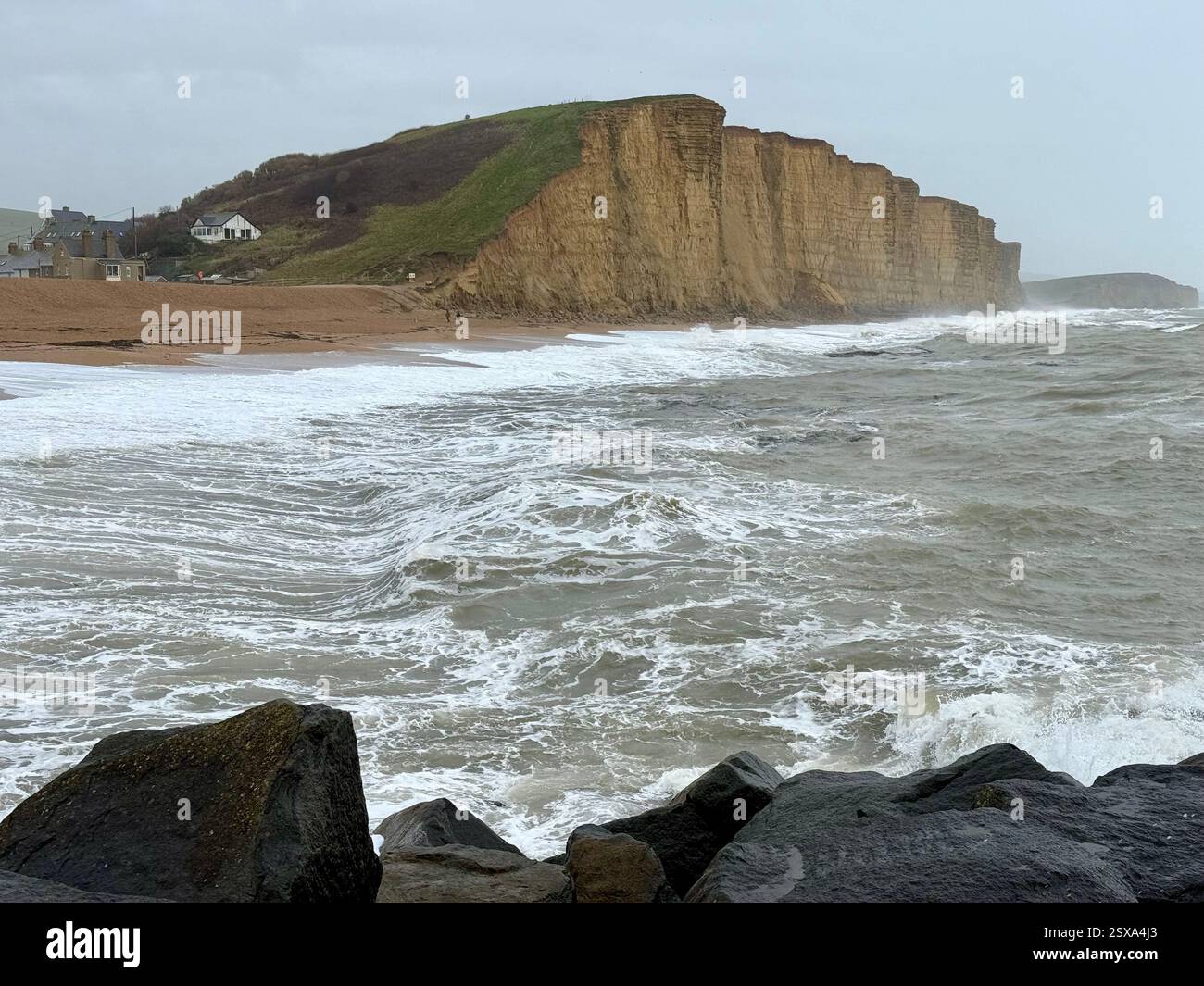 East Cliff, West Bay, Dorset: Rough Sea - Immagine stock catturata con smartphone