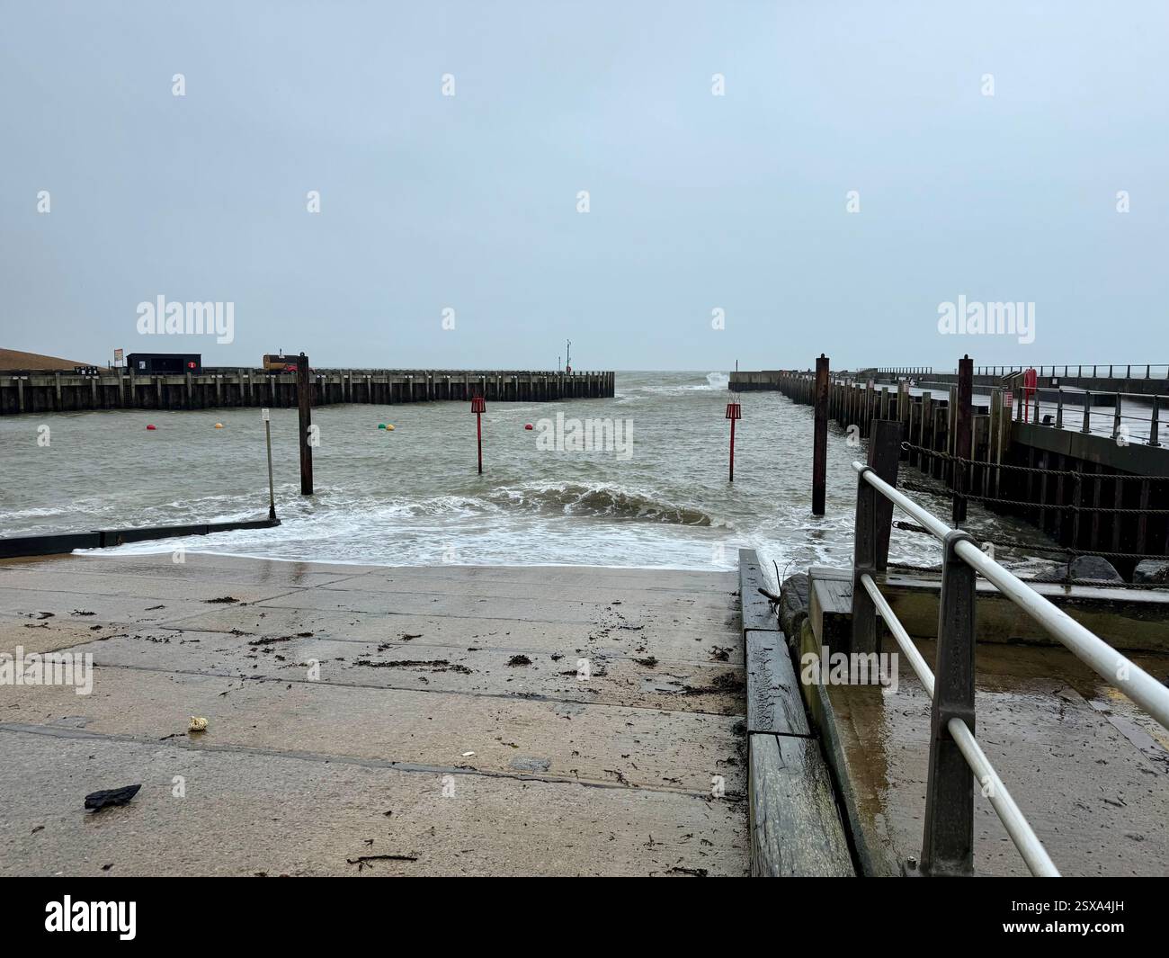 West Bay, Dorset: Harbour Slipway in inverno - Immagine stock catturata con smartphone