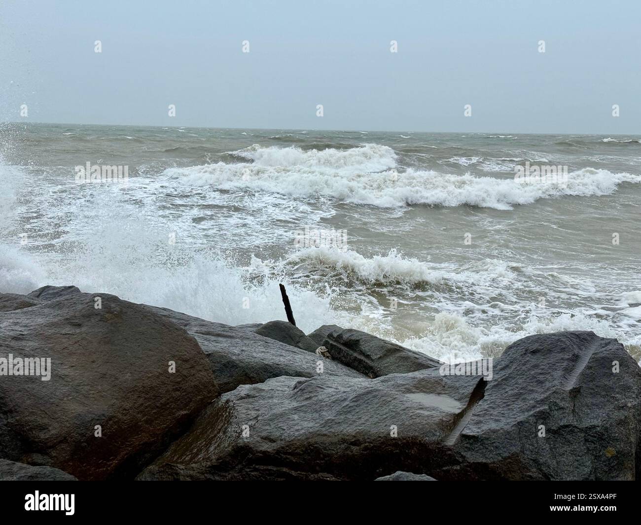 West Bay, Dorset: Difesa del mare - Immagine stock catturata con smartphone