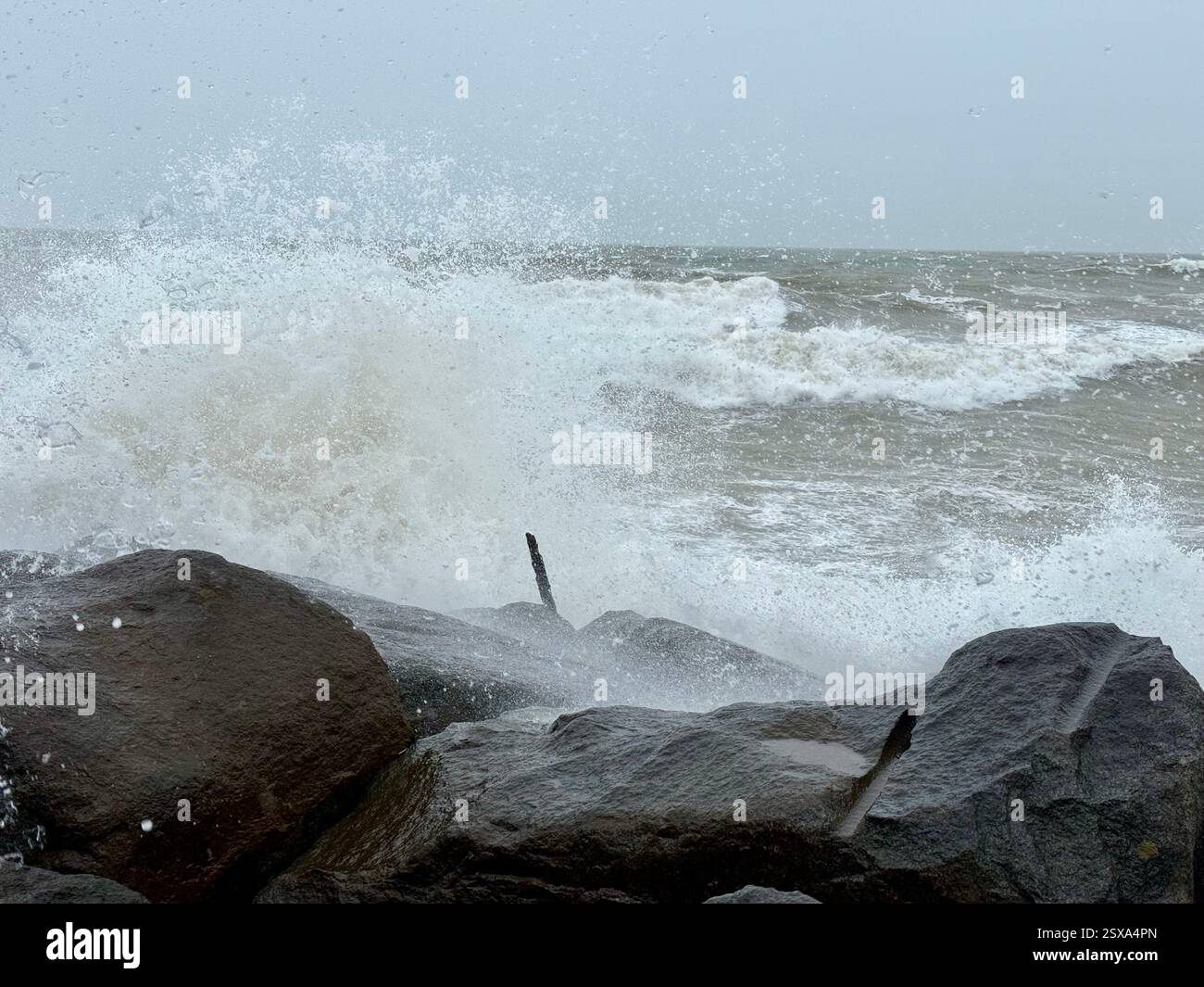 West Bay, Dorset: Onde che si infrangono sulle Sea Defences e Sea Spray - Immagine stock catturata con smartphone
