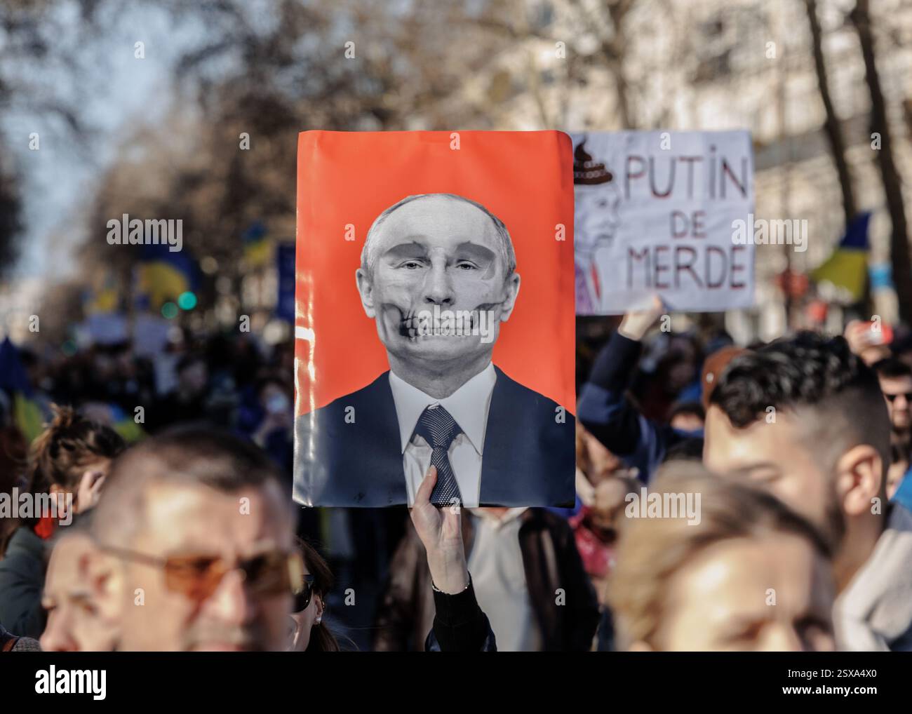 Saint Ouen, Parigi, Francia. 23 febbraio 2025. I manifestanti marciano con cartelli e bandiere ucraine durante una manifestazione a sostegno dell'Ucraina alla vigilia del terzo anniversario dell'invasione russa del paese, a Parigi il 23 febbraio 2025. (Credit Image: © Sadak Souici/ZUMA Press Wire) SOLO PER USO EDITORIALE! Non per USO commerciale! Crediti: ZUMA Press, Inc./Alamy Live News Foto Stock