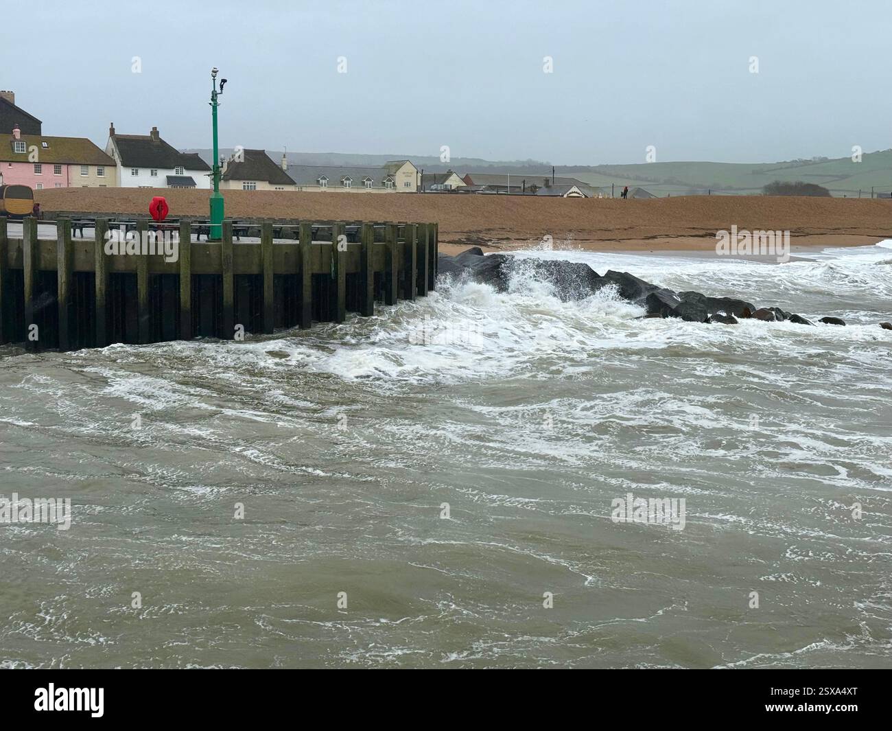 L'entrata del porto, West Bay, Dorset in un giorno di vento - Immagine stock catturata con smartphone