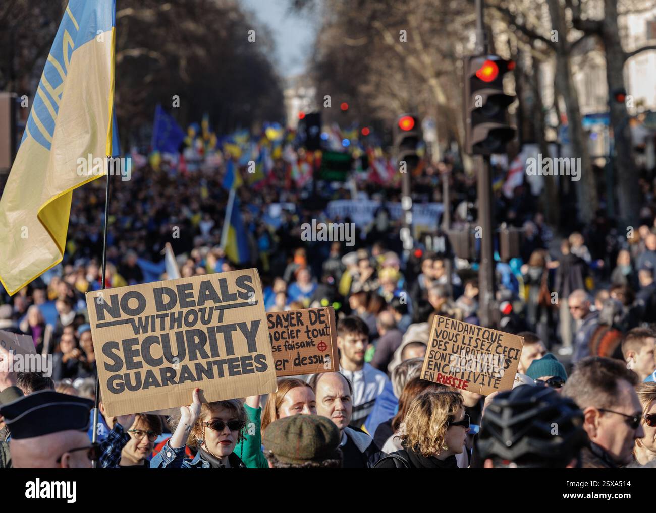 Saint Ouen, Parigi, Francia. 23 febbraio 2025. I manifestanti marciano con cartelli e bandiere ucraine durante una manifestazione a sostegno dell'Ucraina alla vigilia del terzo anniversario dell'invasione russa del paese, a Parigi il 23 febbraio 2025. (Credit Image: © Sadak Souici/ZUMA Press Wire) SOLO PER USO EDITORIALE! Non per USO commerciale! Crediti: ZUMA Press, Inc./Alamy Live News Foto Stock