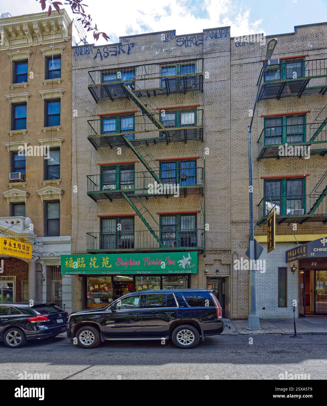 Brighten Florist occupa il piano terra del 24 Mulberry Street, un appartamento di cinque piani in mattoni nella Chinatown di New York. Foto Stock