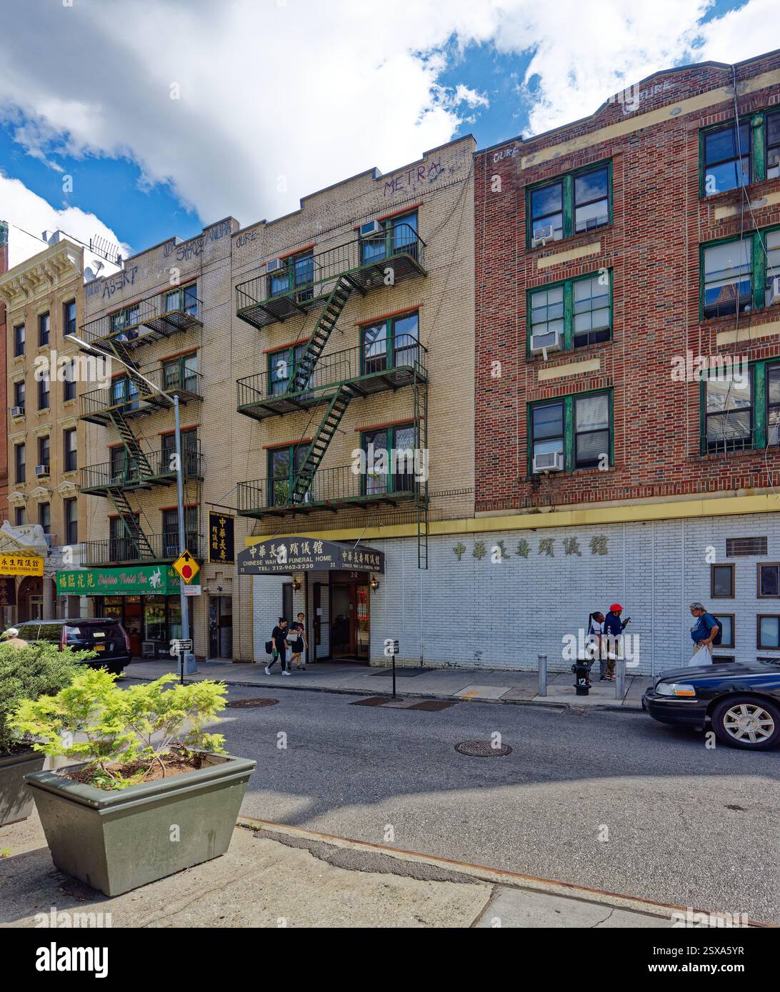 La Chinese Wah Lai Funeral Home occupa il piano terra del 22 Mulberry Street, un appartamento di quattro piani in mattoni nella Chinatown di New York. Foto Stock