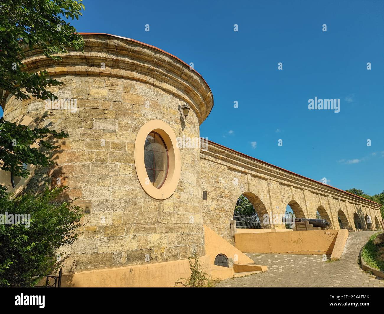 Storica quarantena di Odesa un lazaretto situato a Capo Langeron vicino al Parco Shevchenko; torre polverosa e porticato; sulla base della Fortezza di Odesa - Immagine stock catturata con smartphone