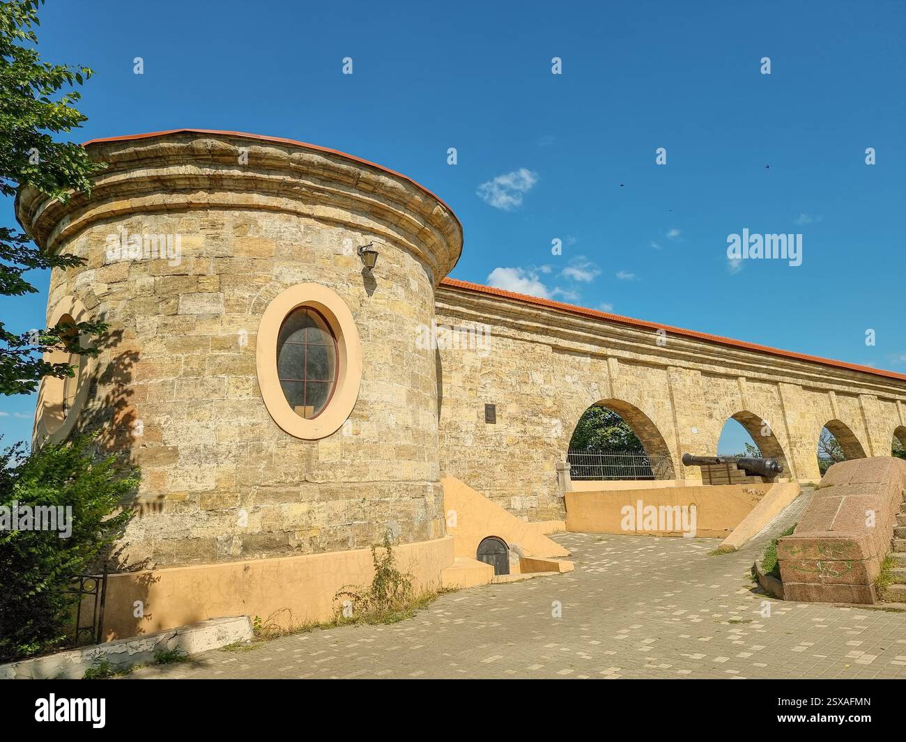 Storica quarantena di Odesa un lazaretto situato a Capo Langeron vicino al Parco Shevchenko; torre polverosa e porticato; sulla base della Fortezza di Odesa - Immagine stock catturata con smartphone
