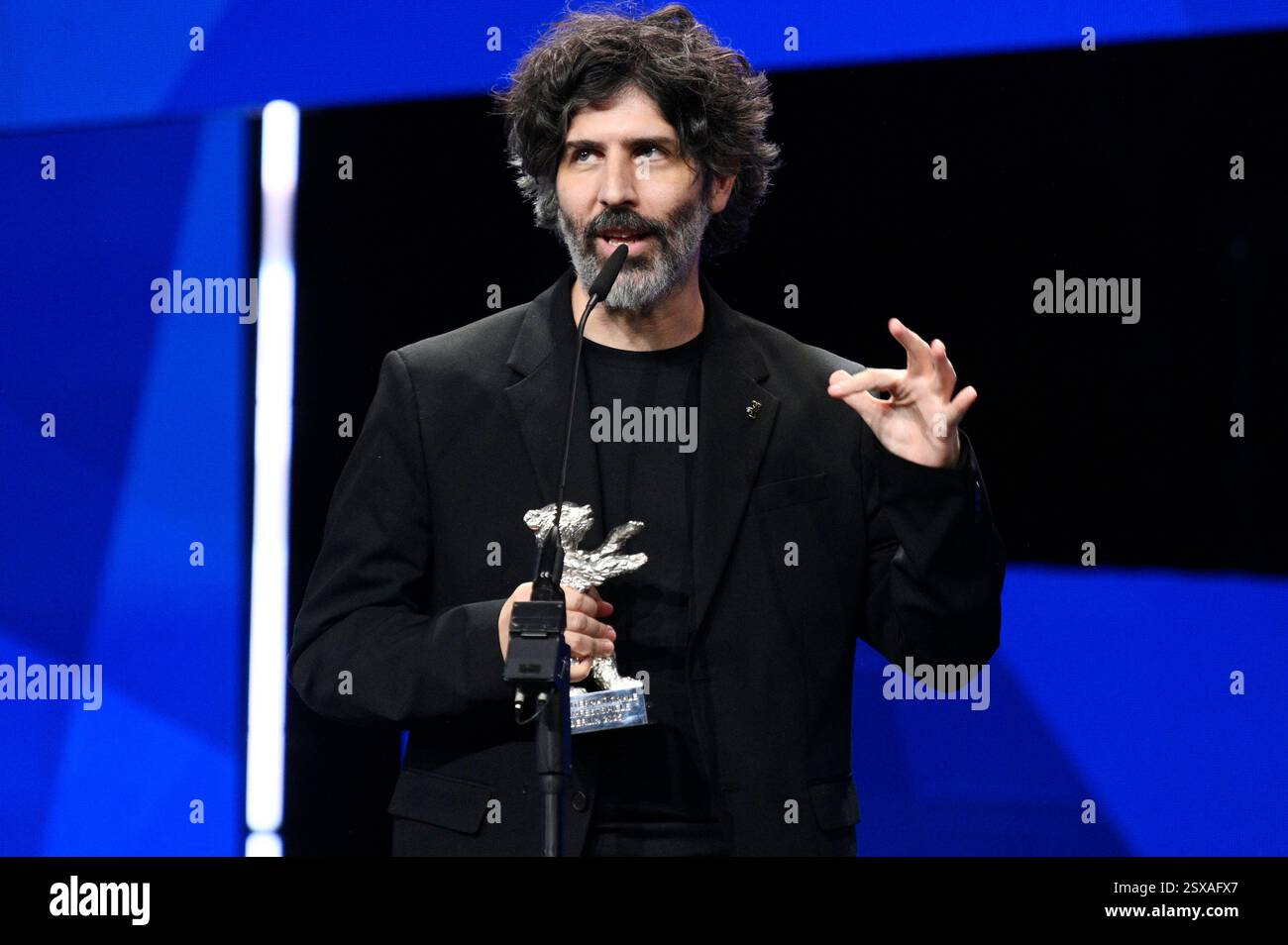 Ivan Fund mit dem Silbernen Bär Preis der Jury für 'El mensaje / The Message' bei der Closing Ceremony mit Preisverleihung auf der Berlinale 2025 / 75. Internationale Filmfestspiele Berlin im Berlinale Palast. Berlino, 22.02.2025 Foto Stock