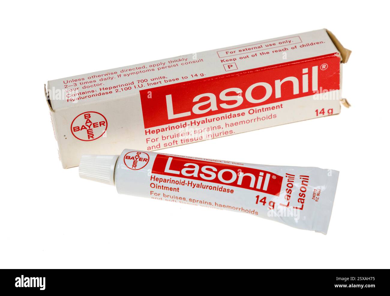 Unguento Lasonil in una provetta per il trattamento di lividi e spray, vecchi farmaci per lo smaltimento Foto Stock