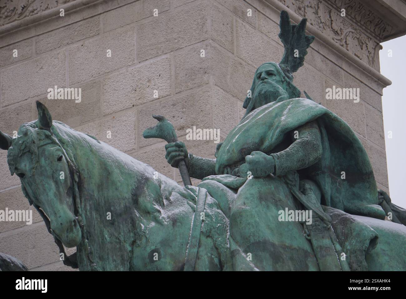Primo piano di una statua magiara, scultura di un re guerriero ungherese o capo, in Piazza degli Eroi a Budapest, Ungheria Foto Stock