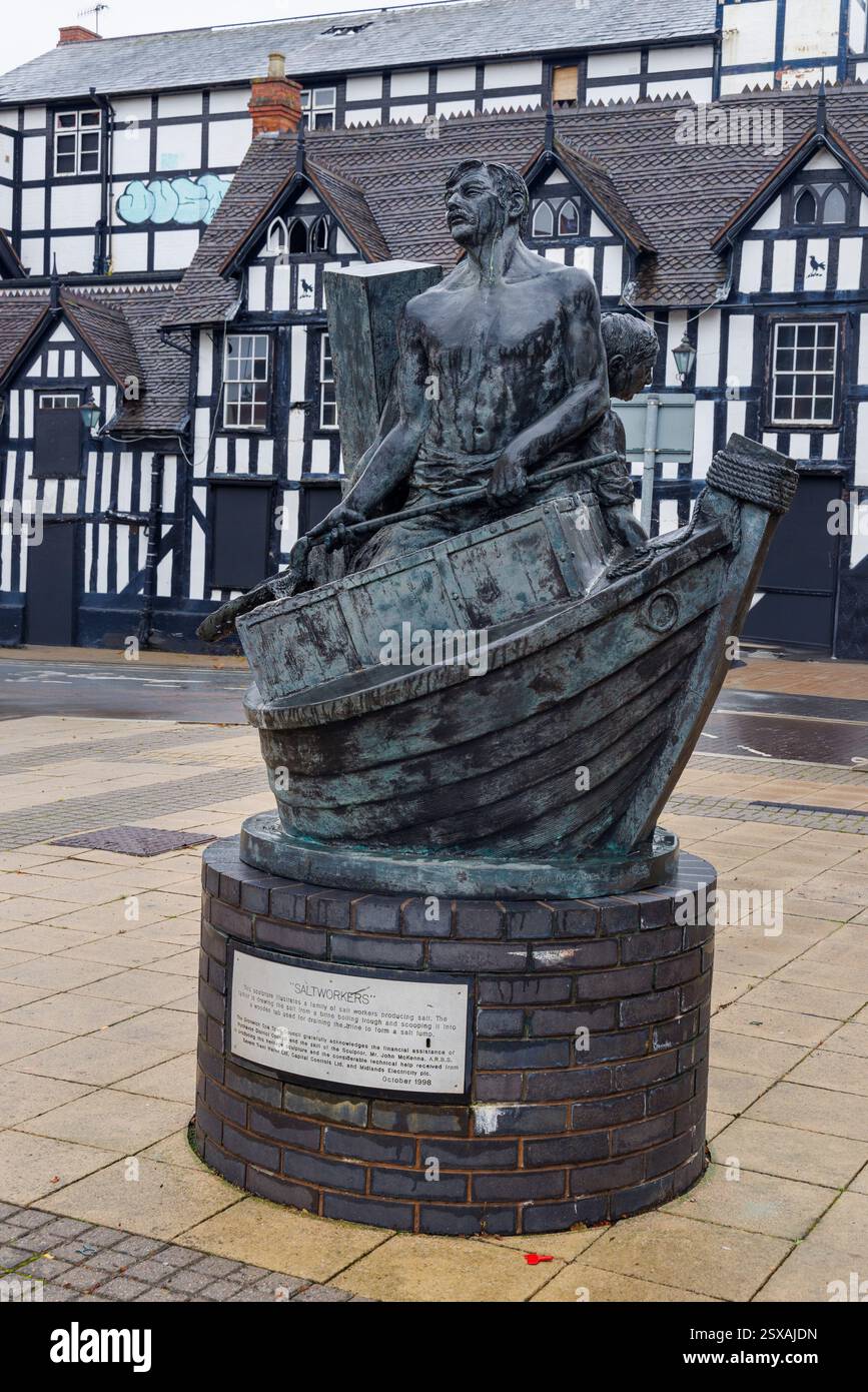 Statua commemorativa dei salumieri, Droitwich, Worcestershire, Inghilterra, Regno Unito Foto Stock