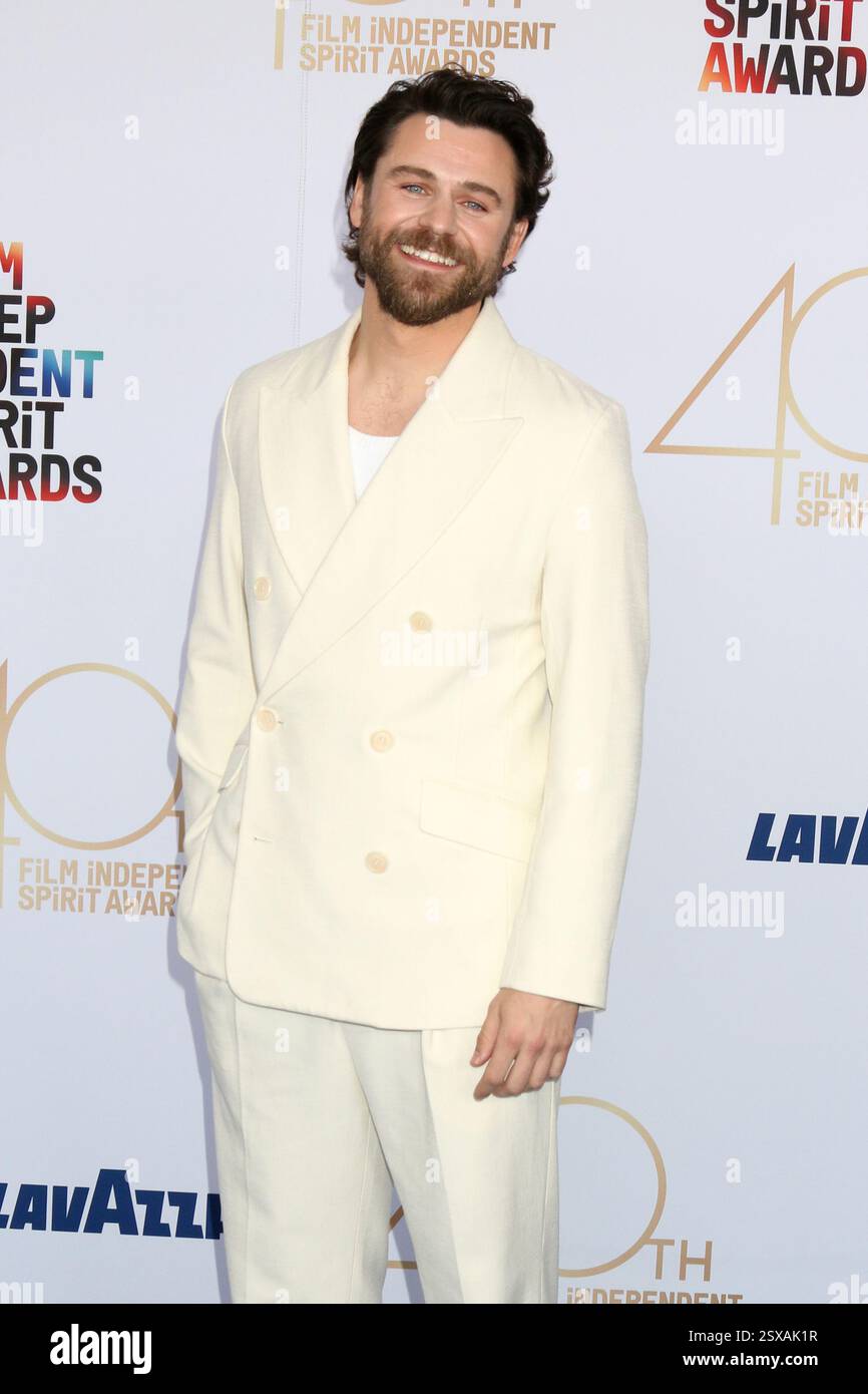 23 febbraio 2025, Santa Monica, CA, Stati Uniti: LOS ANGELES - 22 febbraio: Tommy Bastow ai 2025 Film Independent Spirit Awards a Beach il 22 febbraio 2025 a Santa Monica, CA (Credit Image: © Kay Blake/ZUMA Press Wire) SOLO PER USO EDITORIALE! Non per USO commerciale! Foto Stock