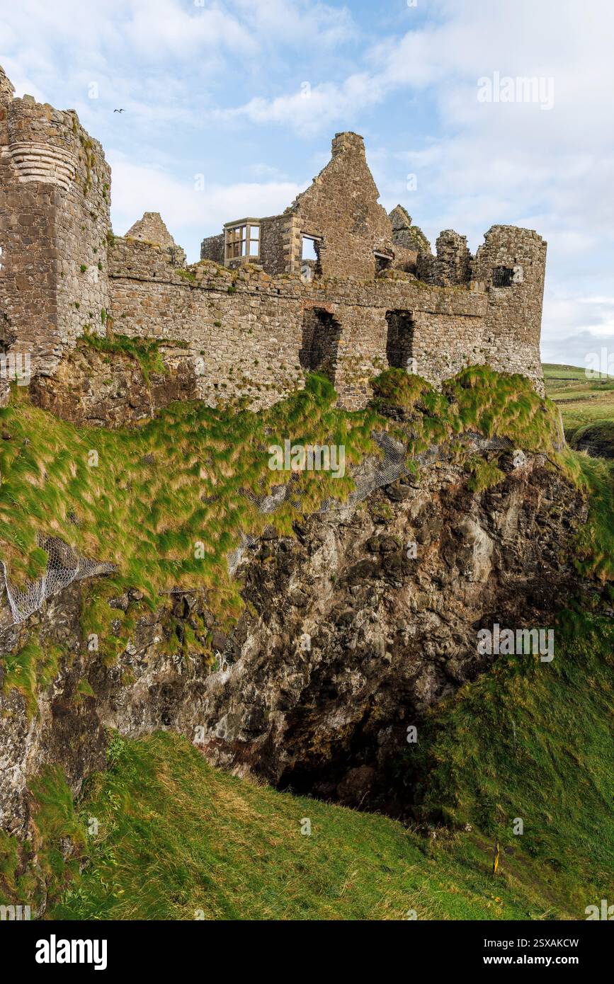 La grotta sotto il castello di Dunluce, Bushmills, Co Antrim, Irlanda Foto Stock