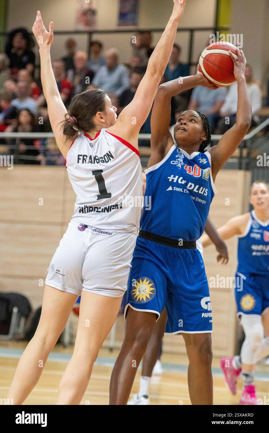Halle, Germania. 23 febbraio 2025. Halle, Germania 23. Febbraio 2025: Toyota DBBL - 2024/2025 -Syntainics MBC vs. Eigner Angels Nördlingen Im Bild: v.li.Nicole Fransson (Noerdlingen) und Krystal Freeman (Halle) crediti: dpa/Alamy Live News Foto Stock