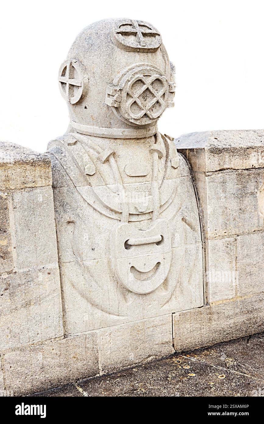 Il Portwell Bench presenta il subacqueo di Salvador Dalì in attrezzature per elmetti, Faringdon, Inghilterra, Regno Unito Foto Stock