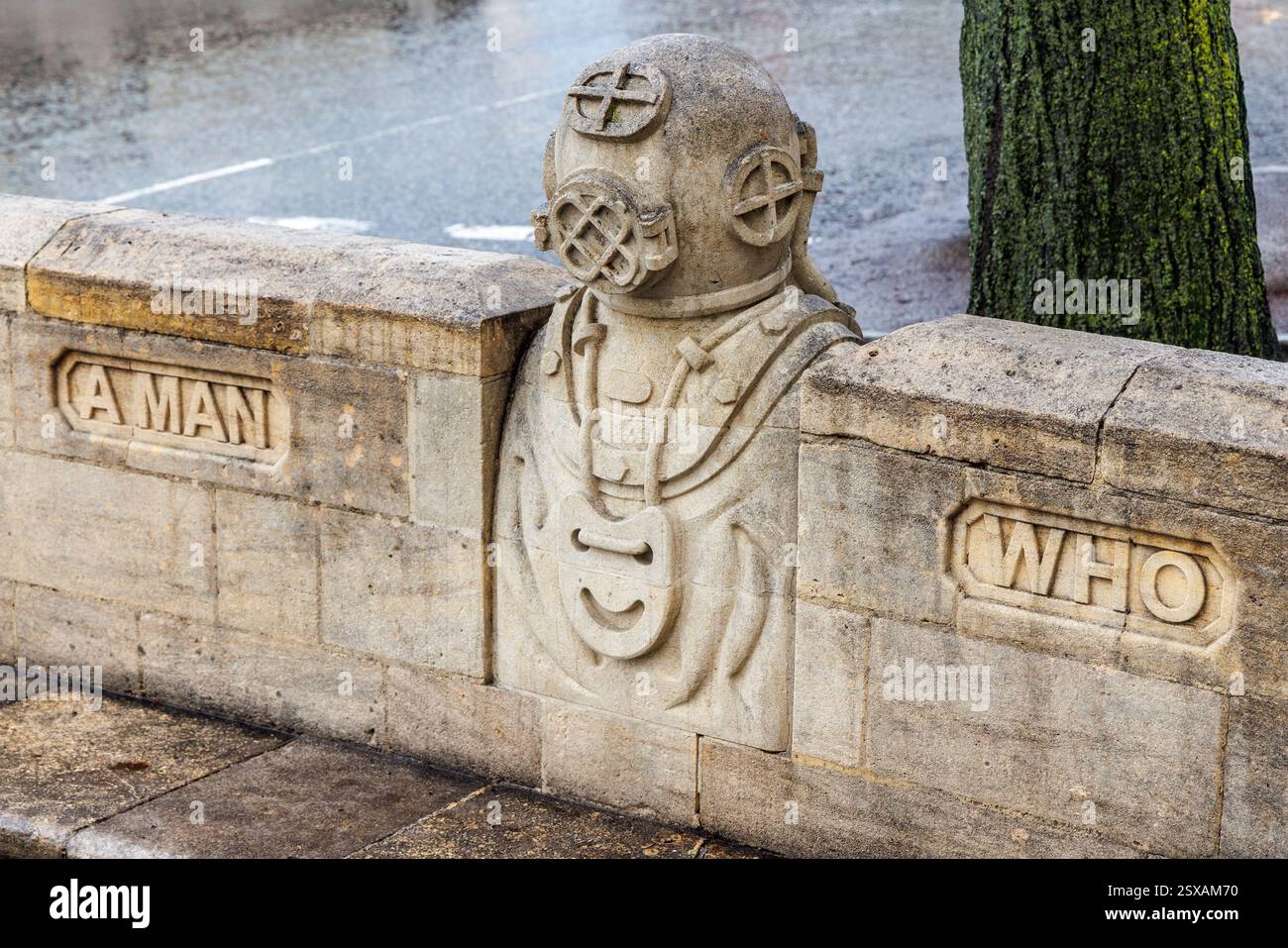 Il Portwell Bench presenta il subacqueo di Salvador Dalì in attrezzature per elmetti, Faringdon, Inghilterra, Regno Unito Foto Stock