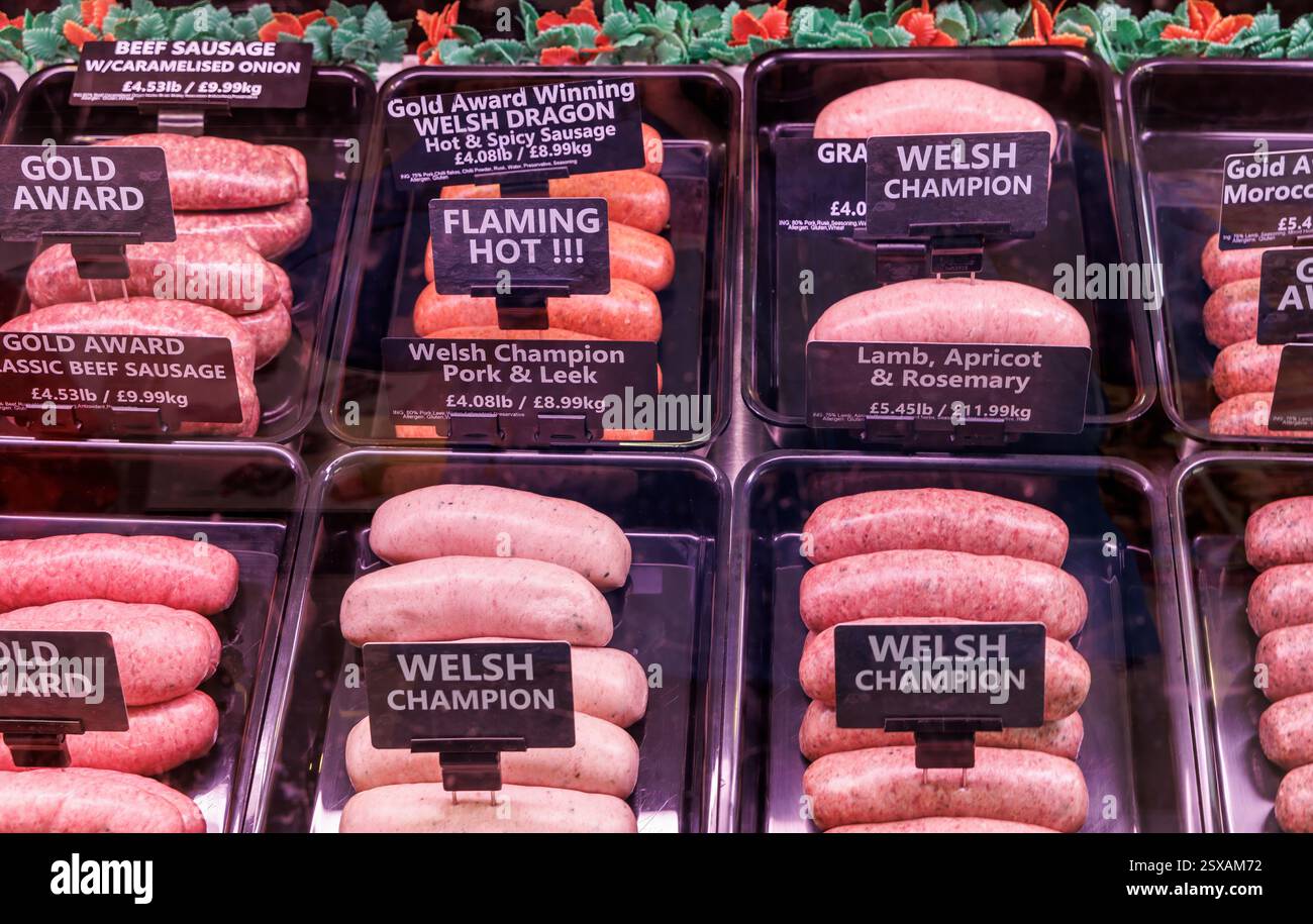 Salsicce in vendita in una macelleria, Abergavenny, Galles, Regno Unito Foto Stock