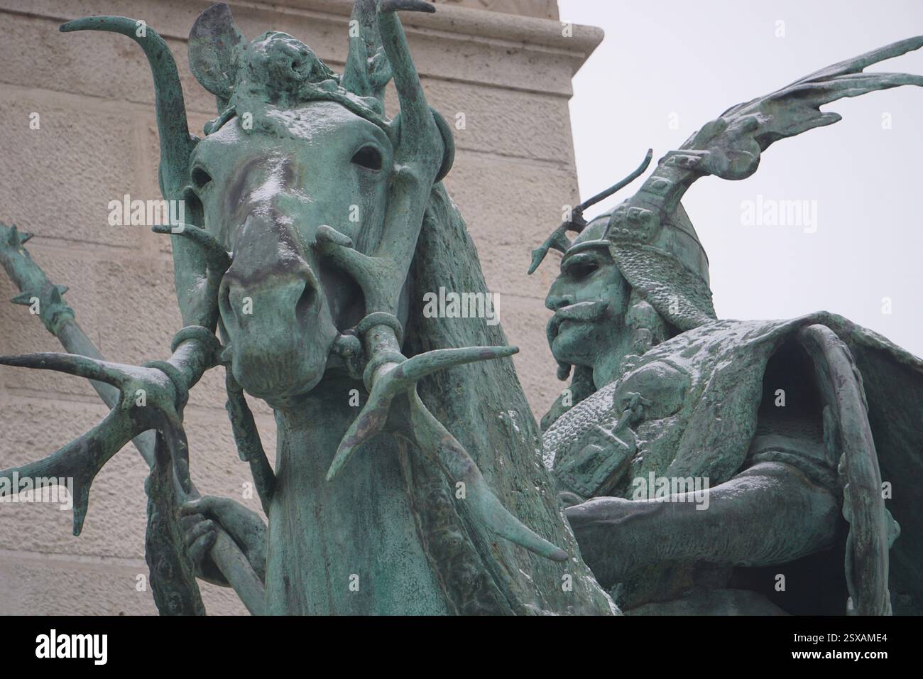 Statua equestre di un magiaro ungherese, scultura del re guerriero; primo piano delle statue alla base del monumento di Piazza degli Eroi a Budapest, Ungheria Foto Stock