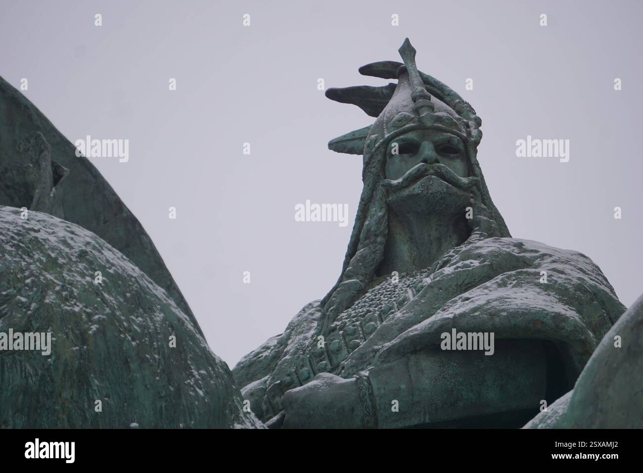 Statua equestre del magiaro ungherese, scultura del re guerriero; statue dei sette capi alla base del monumento di Piazza degli Eroi, Budapest Foto Stock