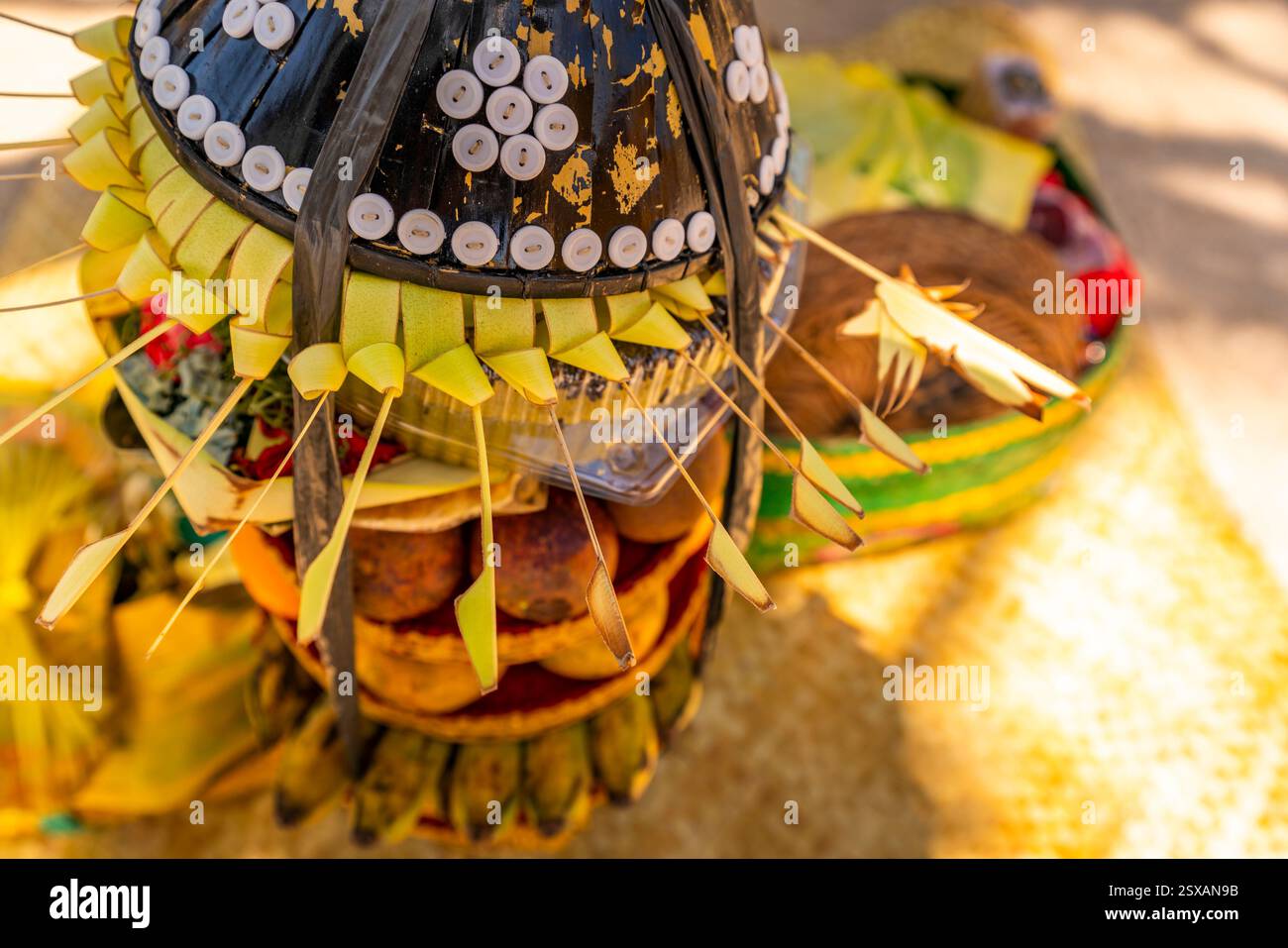Vista delle offerte per gli dei sulla spiaggia di Kuta per Nyepi, feste di Capodanno balinese, Kuta, Bali, Indonesia, Sud-est asiatico, Asia Foto Stock