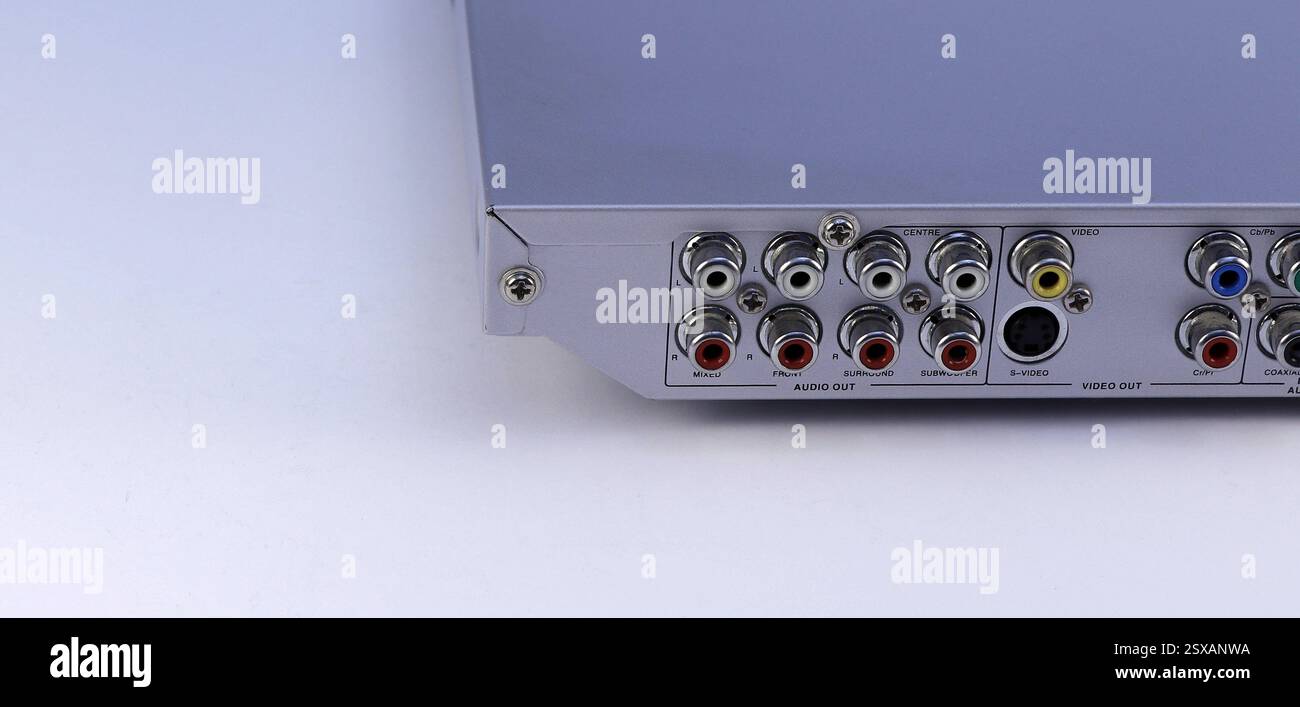 Il pannello posteriore dei connettori per i collegamenti del dispositivo di ingegneria radio. Foto Stock