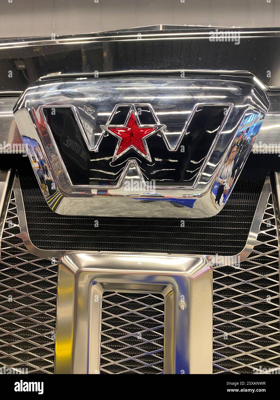 Logo Western Star sulla calotta del camion - Immagine stock catturata con smartphone