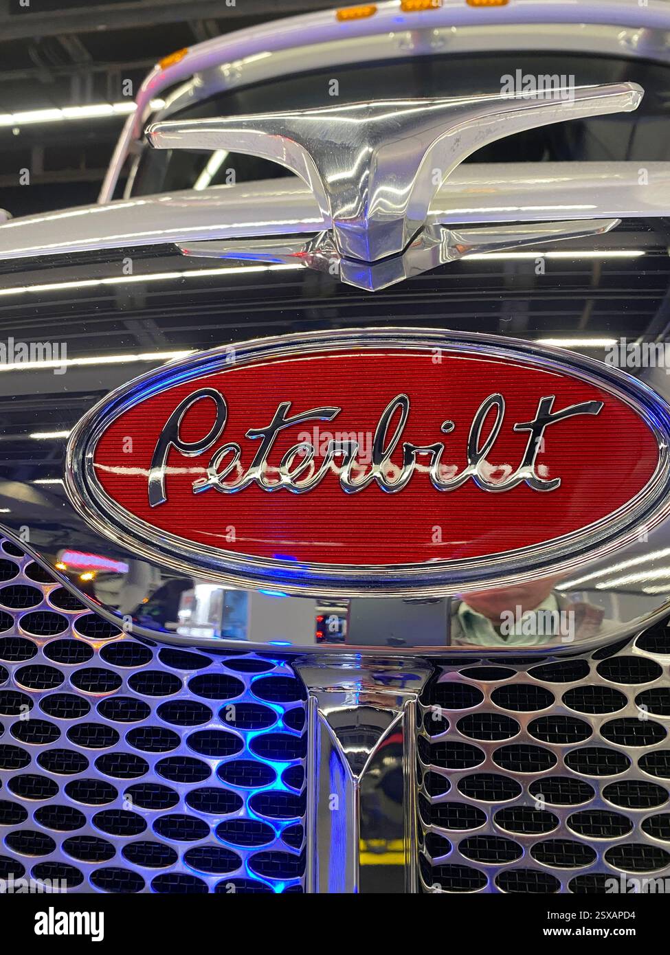 Logo Peterbilt sulla calotta del camion - Immagine stock catturata con smartphone