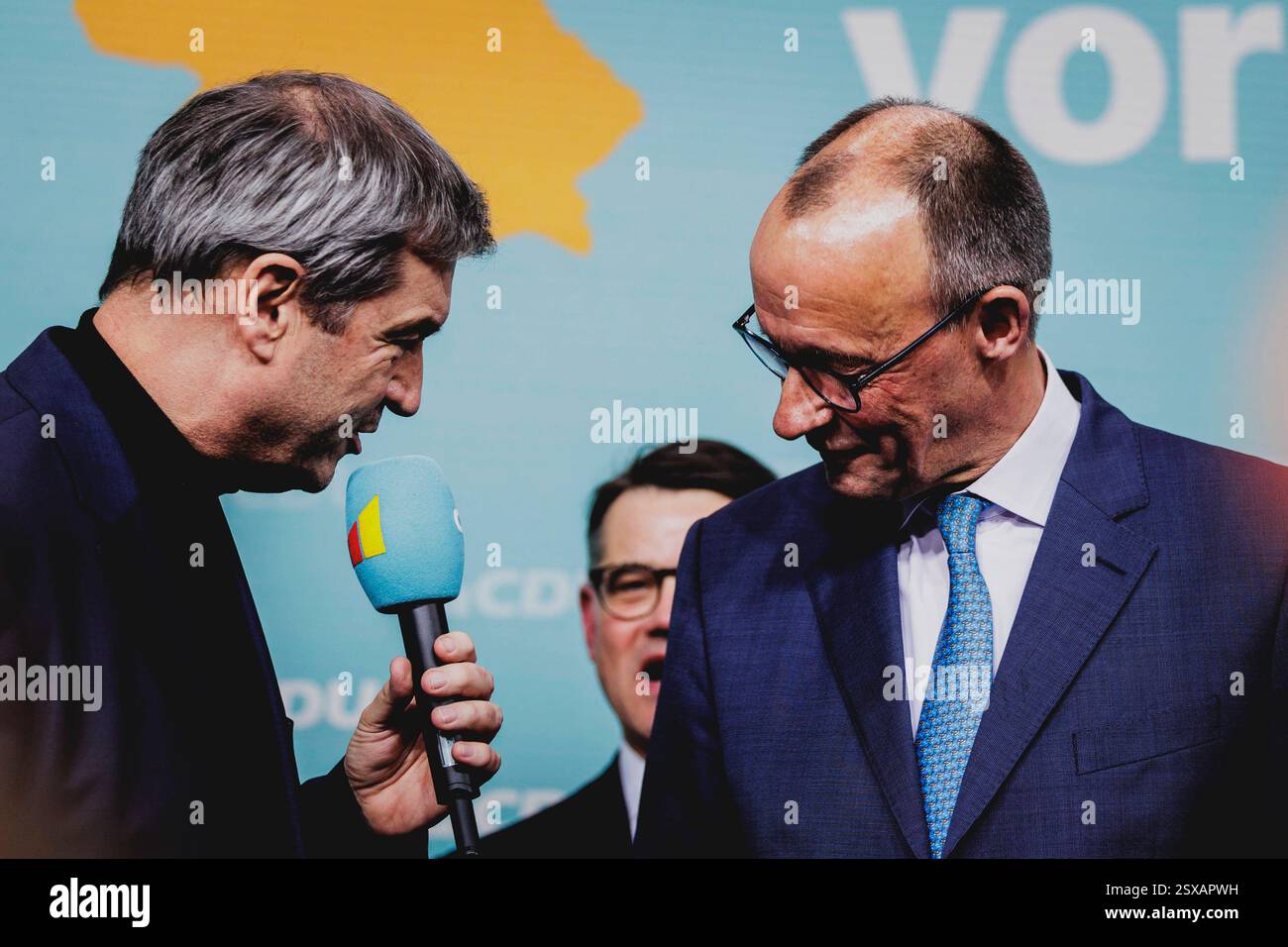 L-R Markus Soeder, Ministerpraesident von Bayern, und Friedrich Merz, CDU-Parteivorsitzender und Kanzlerkandidat, aufgenommen im Rahmen des Wahlabends nach der Bundestageswahl bei der CDU im Konrad-Adenauer-Haus a Berlino, 23.02.2025. Die Union wird nach ersten Prognosen staerkste Kraft. Berlin Deutschland *** L R Markus Soeder, Premier di Stato della Baviera, e Friedrich Merz, leader del partito CDU e candidato a Cancelliere, nella foto durante la serata elettorale dopo le elezioni del Bundestag alla CDU nella Konrad Adenauer Haus di Berlino, 23 02 2025 secondo le previsioni iniziali, la CDU sarà t Foto Stock