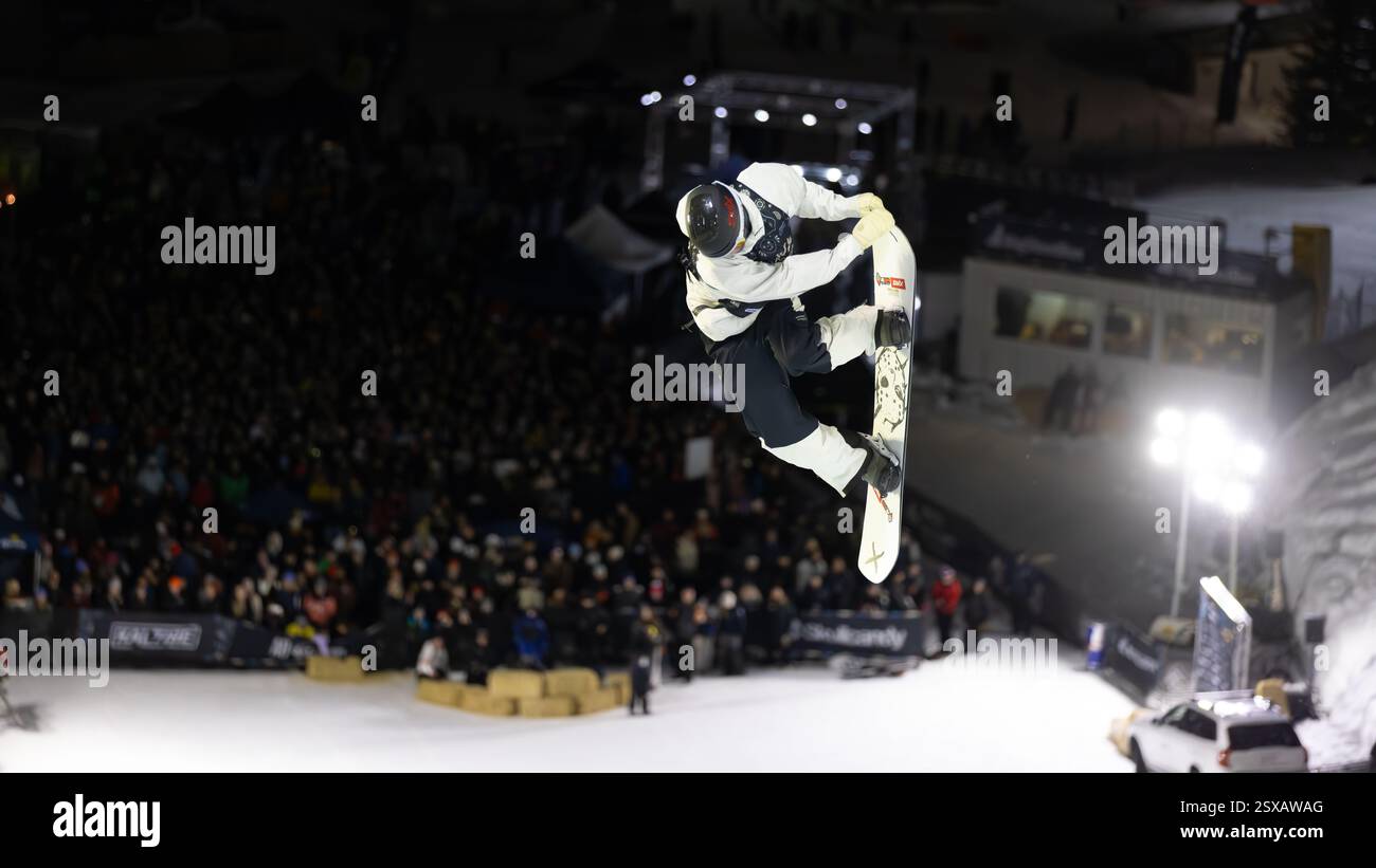 Calgary, Alberta, Canada. 21 febbraio 2025. Jason Wolle degli Stati Uniti in azione durante la gara maschile di Halfpipe di Snowboard alla FIS Snowboard World Cup 2025 di Calgary. Foto Stock