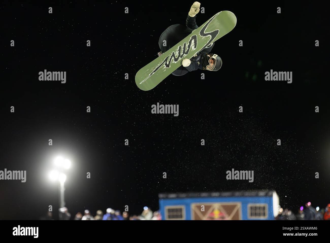 Calgary, Alberta, Canada. 21 febbraio 2025. Isabelle Lötscher della Svizzera in azione durante la gara femminile di Halfpipe di Snowboard alla FIS Snowboard World Cup 2025 Calgary. Foto Stock