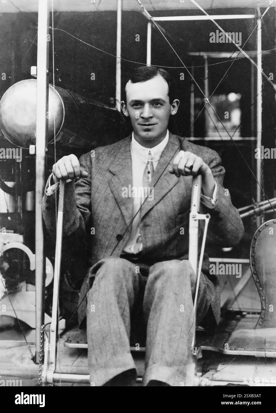 Henry Arnold, Henry Harley 'Hap' Arnold (1886 – 1950) ufficiale generale e pioniere dell'aviazione americana, Henry Arnold seduto ai comandi di un aereo Wright Model B 1911 Foto Stock