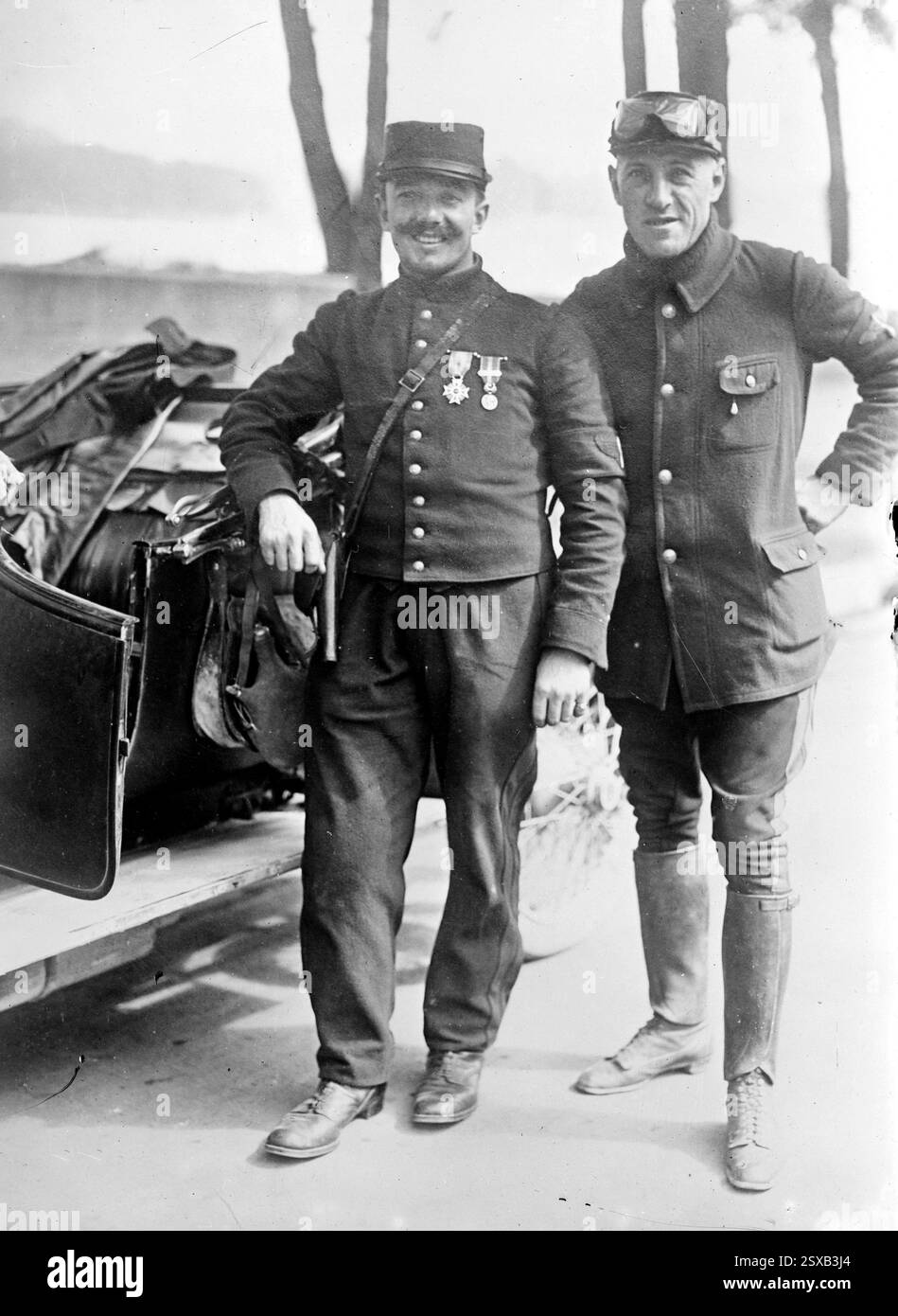Adolphe Pégoud (1889 - 1915) (a sinistra) aviatore francese che divenne il primo asso dei caccia della storia durante la prima guerra mondiale (con Monternier) Foto Stock