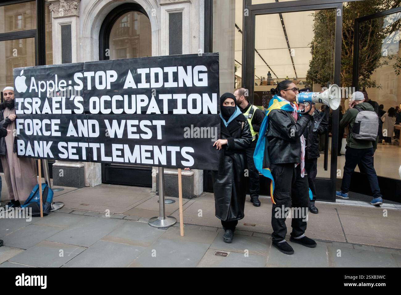 23 febbraio 2025. Londra, Regno Unito. Protesta fuori dal flagship store Apple, Regent Street. I manifestanti affermano che l'azienda è complice e trae profitto dalle violazioni dei diritti umani in tutto il mondo. Foto Stock