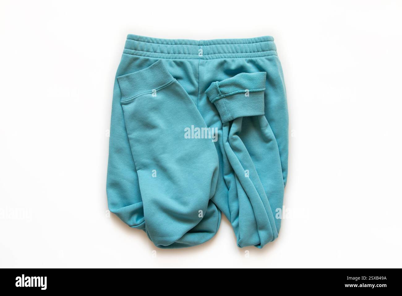 Pantaloni in felpa in cotone blu primo piano su sfondo bianco Foto Stock