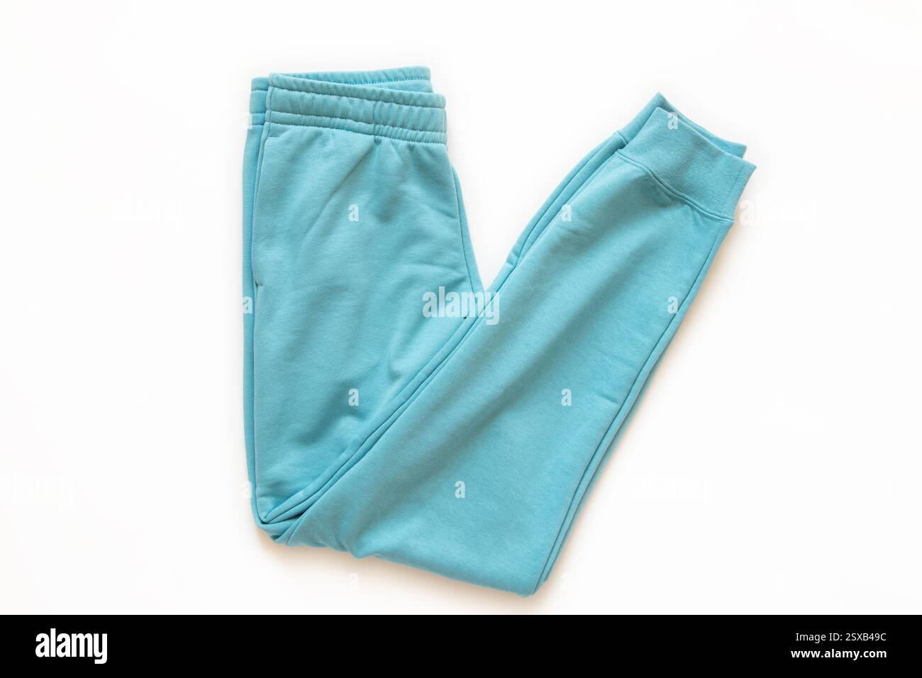 Pantaloni in felpa in cotone blu primo piano su sfondo bianco Foto Stock