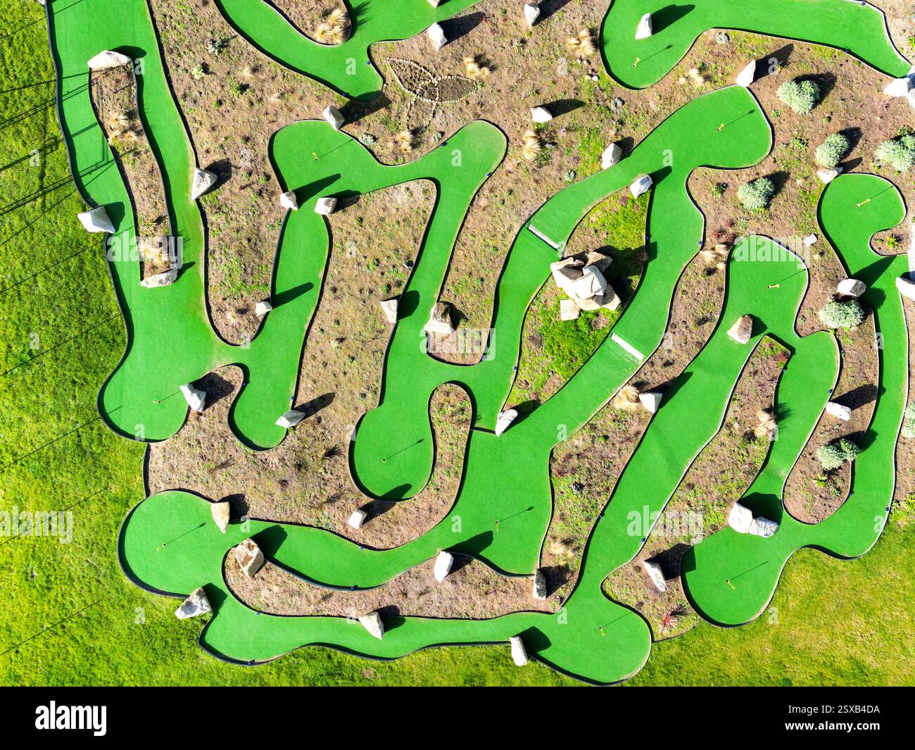 Vista aerea sopra un parco di minigolf. Niente persone. Foto Stock