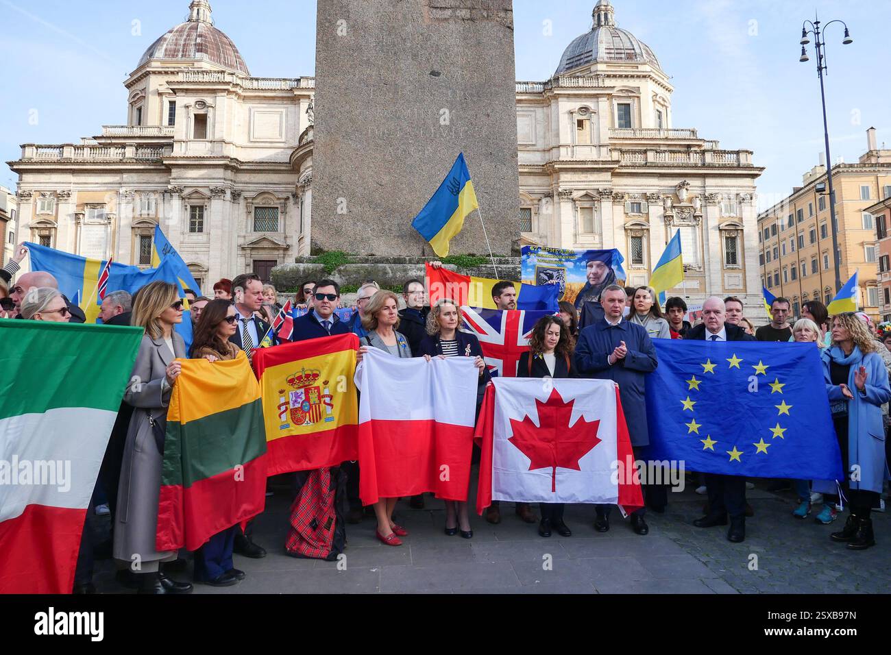 23/02/2025 Roma, 24 febbraio 2022, e Vladimir Putin hanno annunciato una "operazione militare speciale" con l'obiettivo di "smilitarizzare e denazizzare l'Ucraina". Tre anni dopo, la guerra sta ancora infuriando e a Roma, come in altre dodici piazze italiane, la comunità Ucraina e numerose associazioni hanno dimostrato questo pomeriggio a sostegno della resistenza Ucraina. Nella foto: Rappresentanze diplomatiche. PS: La foto può essere utilizzata nel rispetto del contesto in cui è stata scattata, e senza intenti diffamatori del decoro delle persone rappresentate Foto Stock