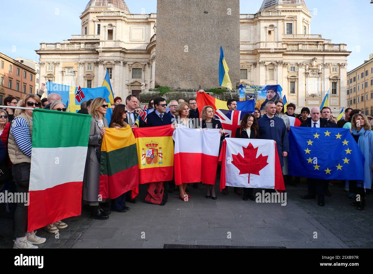 23/02/2025 Roma, 24 febbraio 2022, e Vladimir Putin hanno annunciato una "operazione militare speciale" con l'obiettivo di "smilitarizzare e denazizzare l'Ucraina". Tre anni dopo, la guerra sta ancora infuriando e a Roma, come in altre dodici piazze italiane, la comunità Ucraina e numerose associazioni hanno dimostrato questo pomeriggio a sostegno della resistenza Ucraina. Nella foto: Rappresentanze diplomatiche. PS: La foto può essere utilizzata nel rispetto del contesto in cui è stata scattata, e senza intenti diffamatori del decoro delle persone rappresentate Foto Stock
