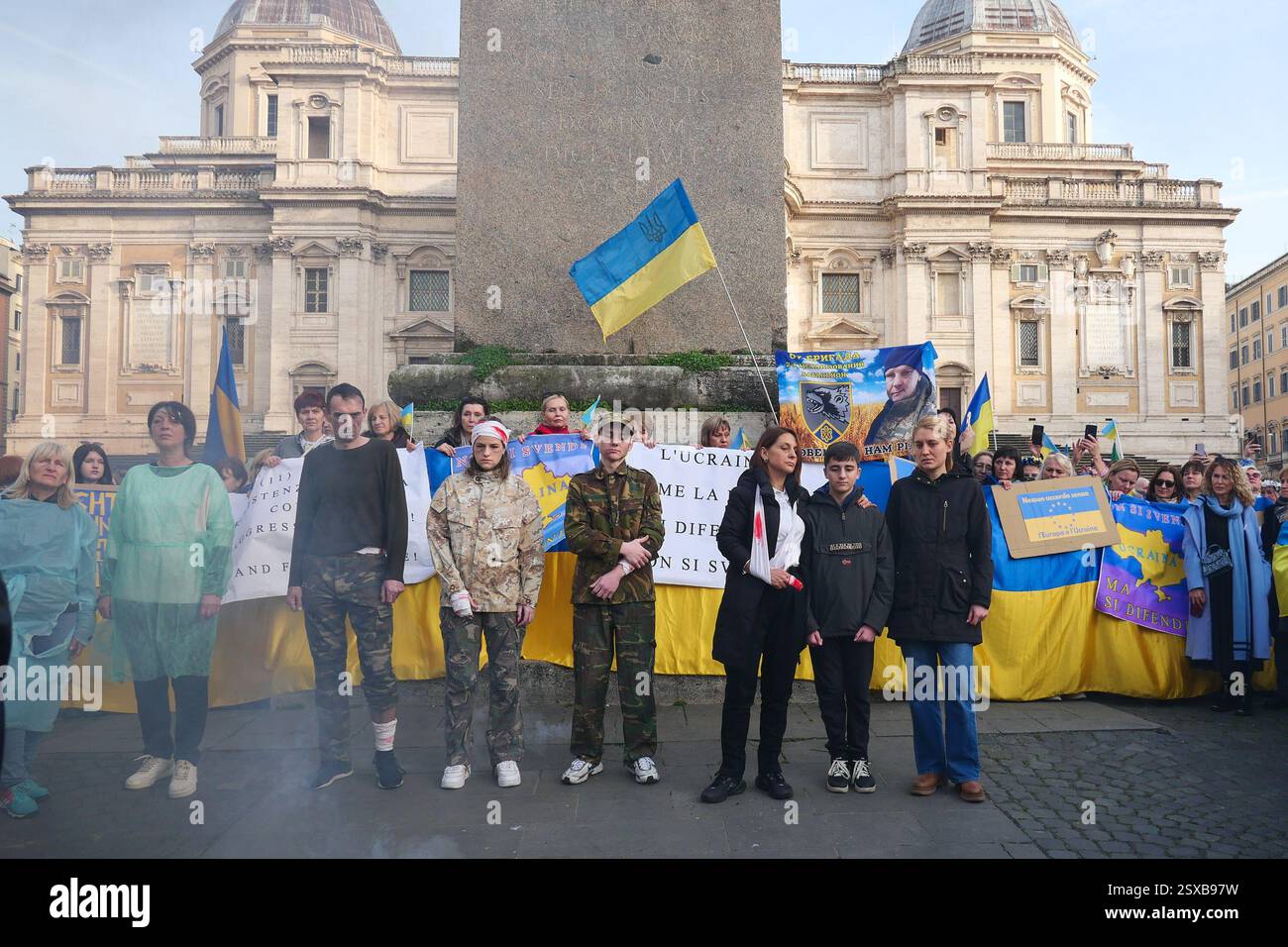 Roma, . 23 febbraio 2025. 23/02/2025 Roma, 24 febbraio 2022, e Vladimir Putin hanno annunciato una "operazione militare speciale" con l'obiettivo di "smilitarizzare e denazizzare l'Ucraina". Tre anni dopo, la guerra sta ancora infuriando e a Roma, come in altre dodici piazze italiane, la comunità Ucraina e numerose associazioni hanno dimostrato questo pomeriggio a sostegno della resistenza Ucraina. PS: La foto può essere utilizzata nel rispetto del contesto in cui è stata scattata, e senza intenti diffamatori del decoro delle persone rappresentate credito: Agenzia fotografica indipendente/Alamy Live News Foto Stock