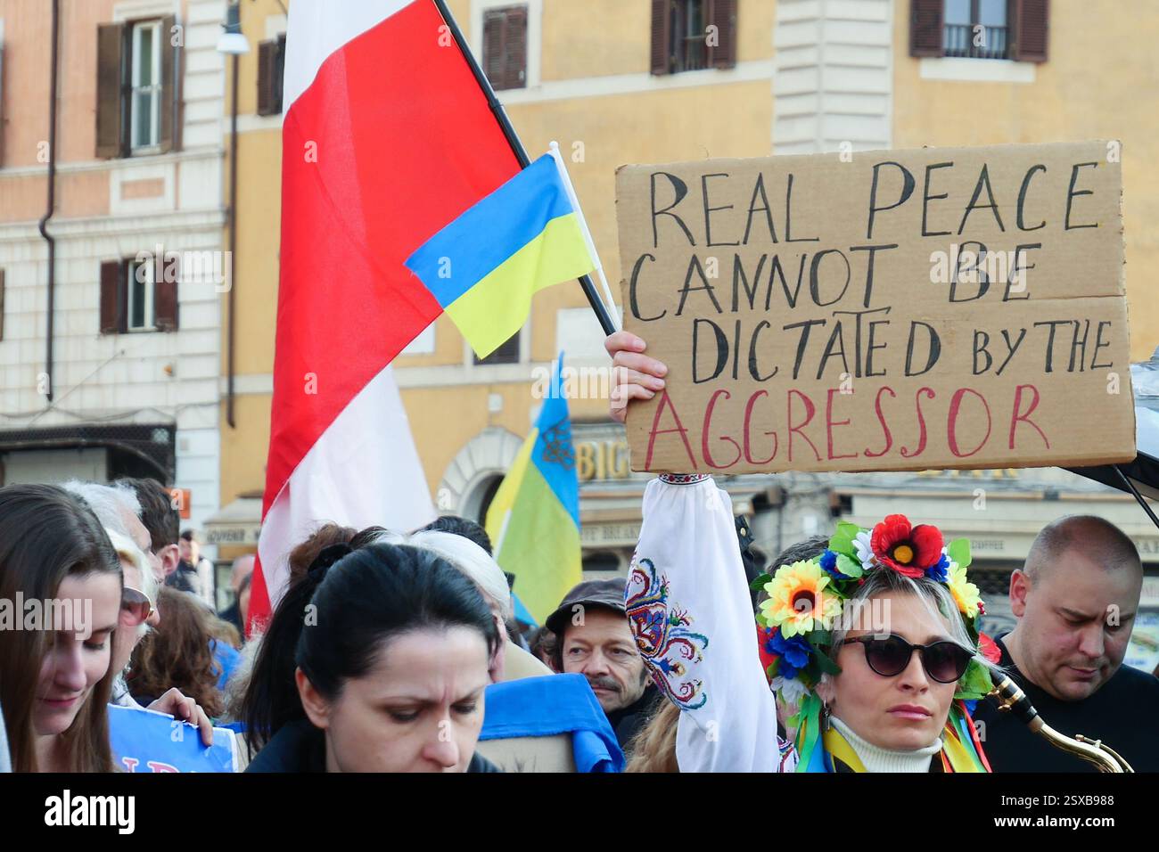 Roma, . 23 febbraio 2025. 23/02/2025 Roma, 24 febbraio 2022, e Vladimir Putin hanno annunciato una "operazione militare speciale" con l'obiettivo di "smilitarizzare e denazizzare l'Ucraina". Tre anni dopo, la guerra sta ancora infuriando e a Roma, come in altre dodici piazze italiane, la comunità Ucraina e numerose associazioni hanno dimostrato questo pomeriggio a sostegno della resistenza Ucraina. PS: La foto può essere utilizzata nel rispetto del contesto in cui è stata scattata, e senza intenti diffamatori del decoro delle persone rappresentate credito: Agenzia fotografica indipendente/Alamy Live News Foto Stock
